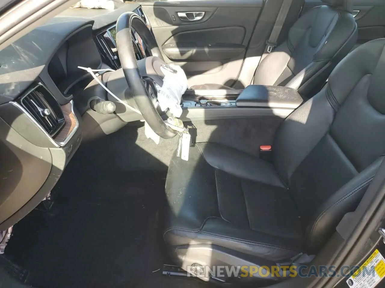 7 Photograph of a damaged car 7JRL12FZ3NG161437 VOLVO S60 B5 MOM 2022