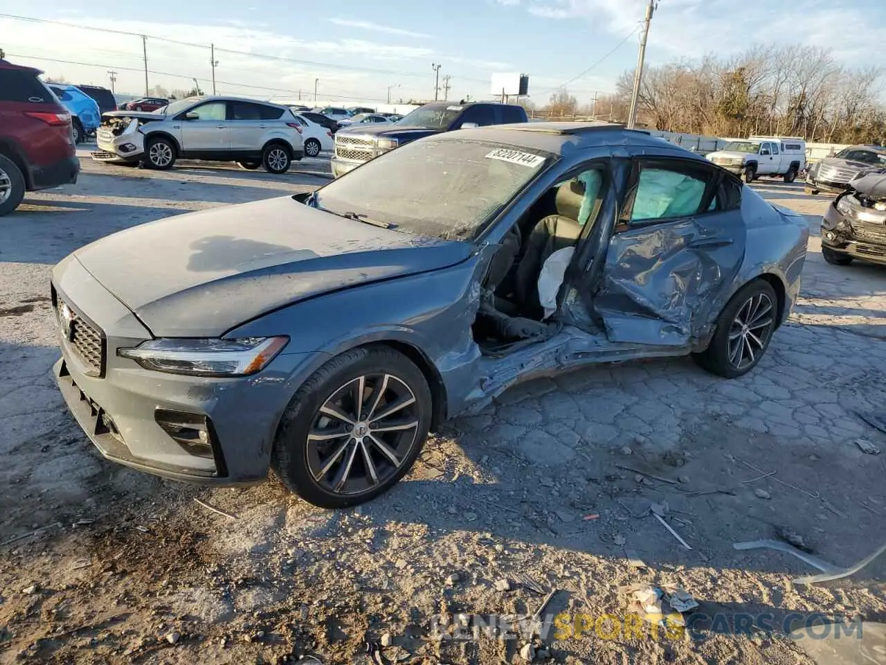 1 Photograph of a damaged car 7JRL12FZ5NG154635 VOLVO S60 B5 MOM 2022