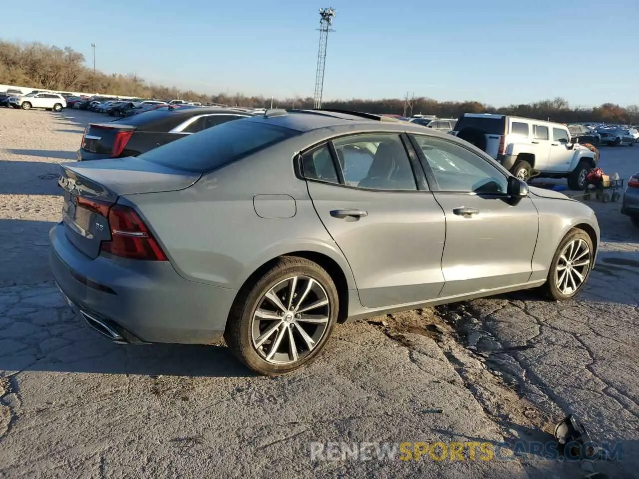 3 Photograph of a damaged car 7JRL12FZ5NG154635 VOLVO S60 B5 MOM 2022