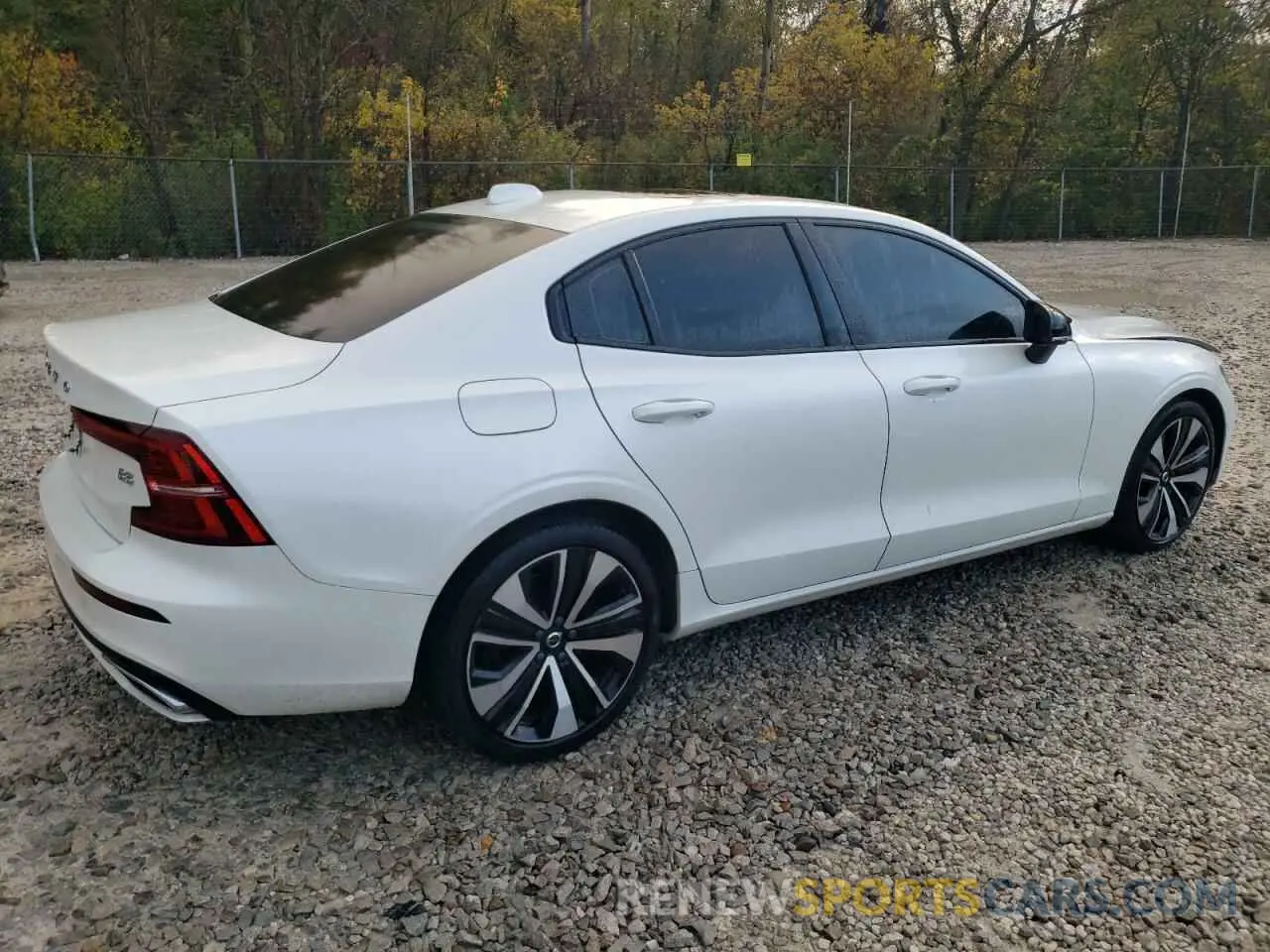 3 Photograph of a damaged car 7JRL12FZ5NG160791 VOLVO S60 B5 MOM 2022