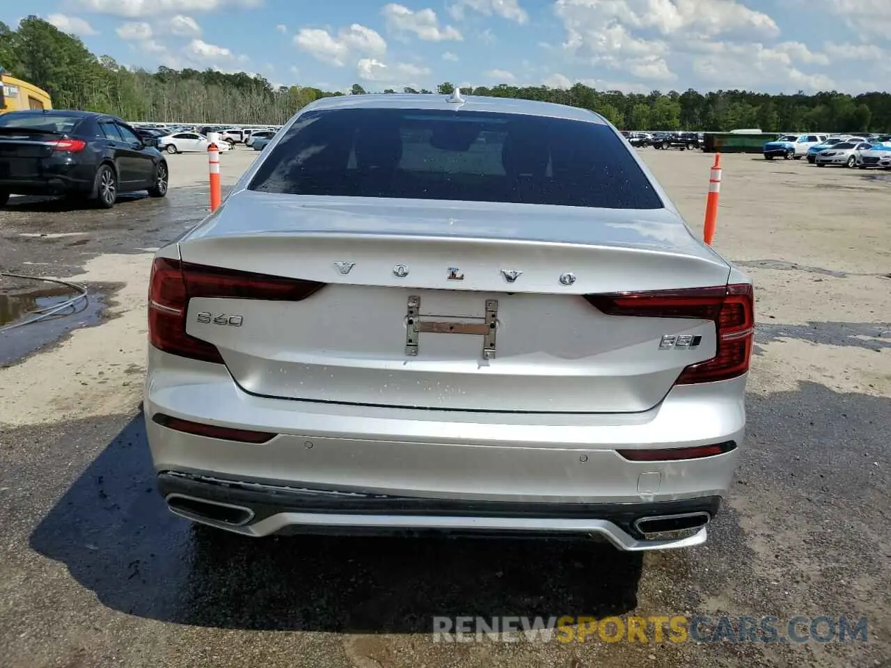 6 Photograph of a damaged car 7JRL12TZ2NG174359 VOLVO S60 B5 MOM 2022