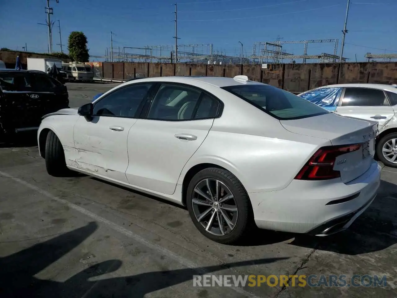 2 Photograph of a damaged car 7JRL12TZ3NG161796 VOLVO S60 B5 MOM 2022