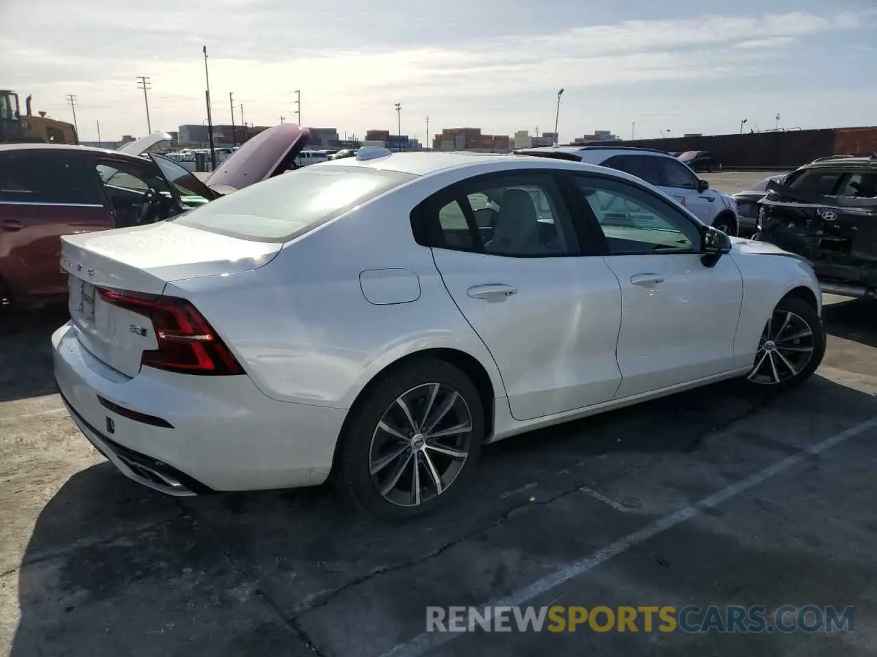 3 Photograph of a damaged car 7JRL12TZ3NG161796 VOLVO S60 B5 MOM 2022