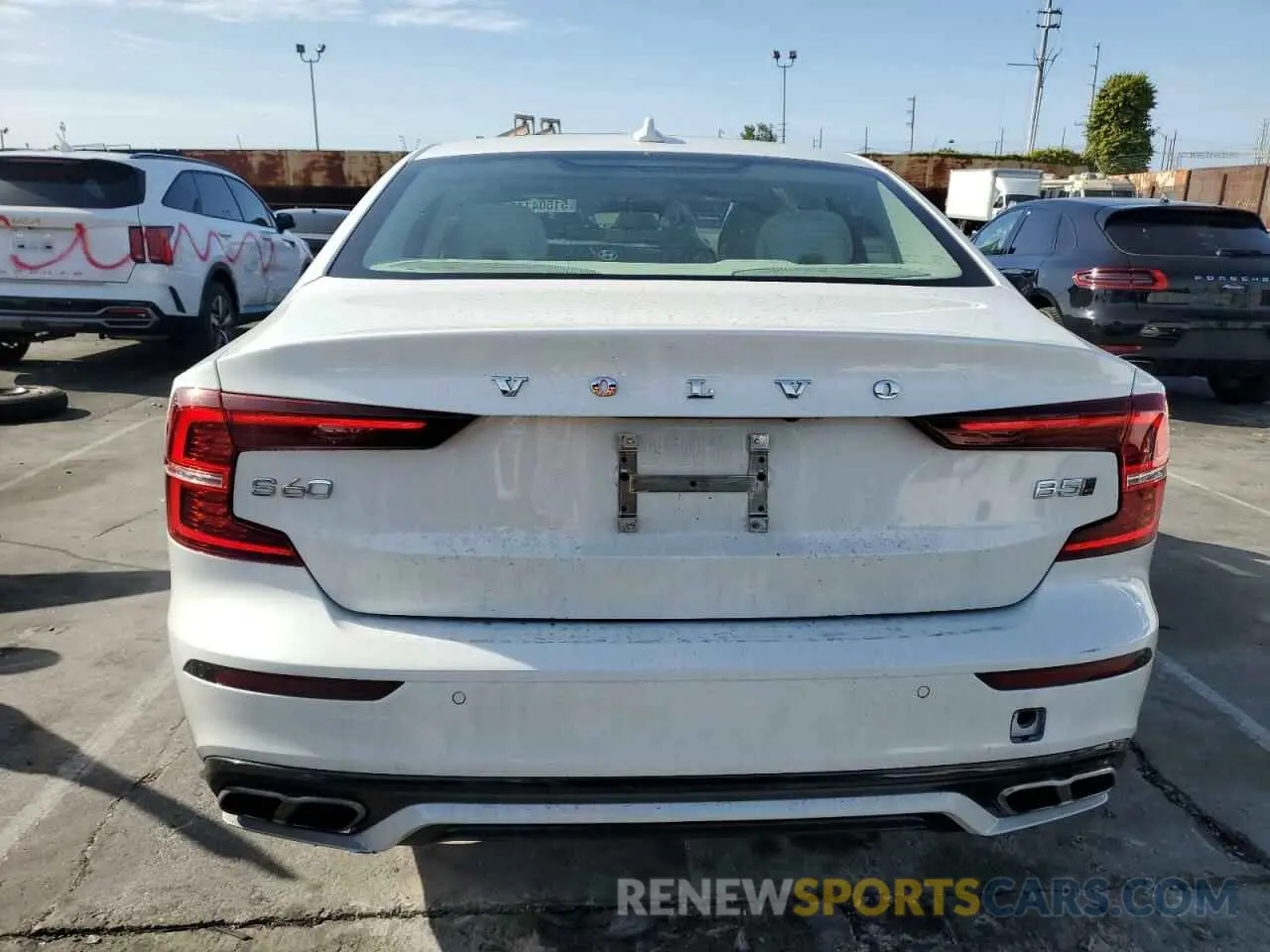 6 Photograph of a damaged car 7JRL12TZ3NG161796 VOLVO S60 B5 MOM 2022