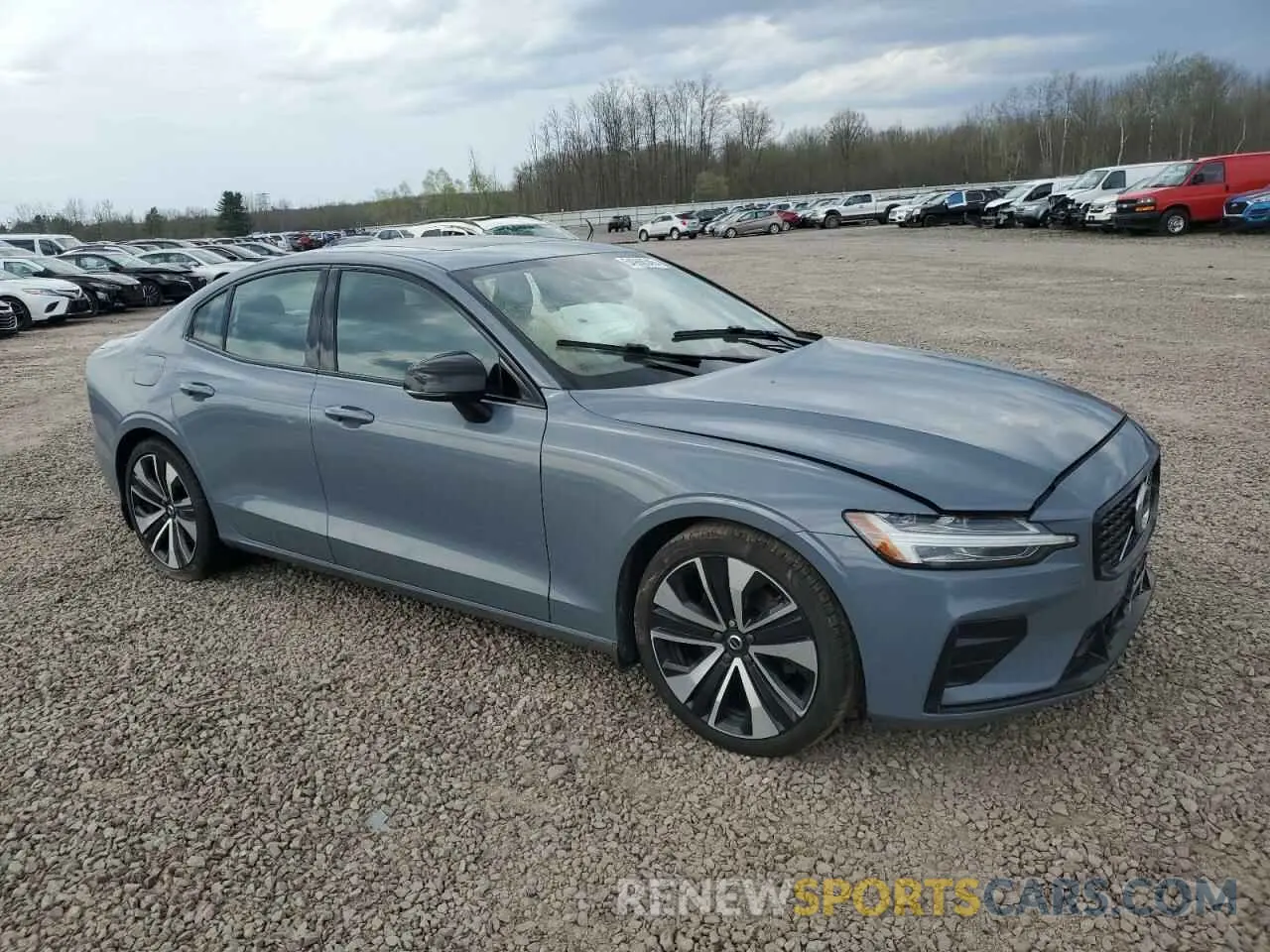 4 Photograph of a damaged car 7JRL12TZ3NG175844 VOLVO S60 B5 MOM 2022