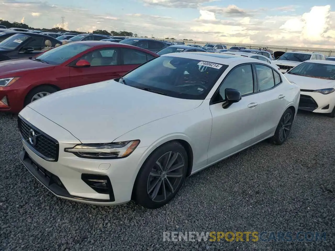 1 Photograph of a damaged car 7JRL12TZ7NG172610 VOLVO S60 B5 MOM 2022