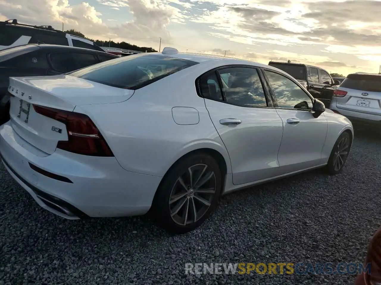 3 Photograph of a damaged car 7JRL12TZ7NG172610 VOLVO S60 B5 MOM 2022