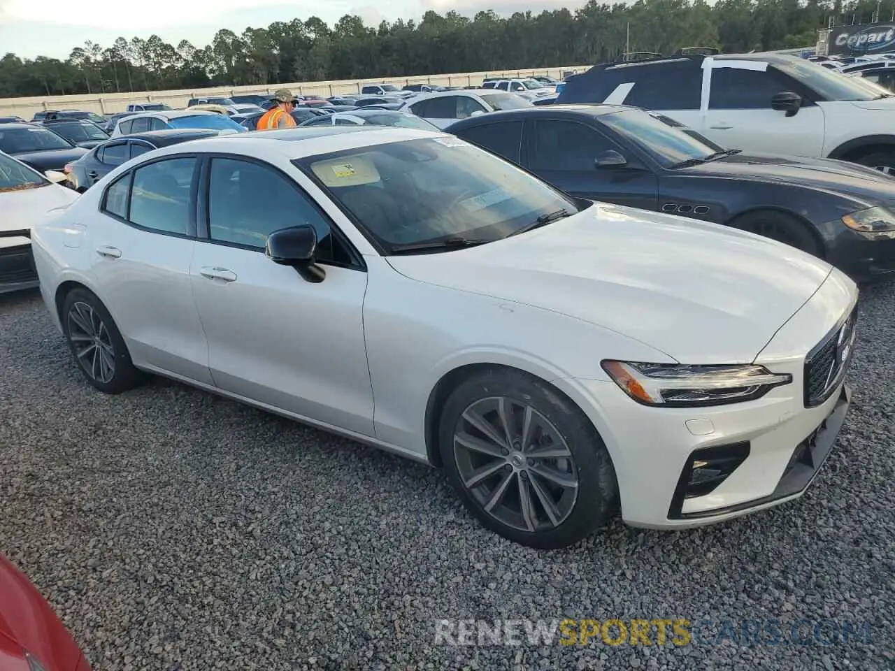 4 Photograph of a damaged car 7JRL12TZ7NG172610 VOLVO S60 B5 MOM 2022