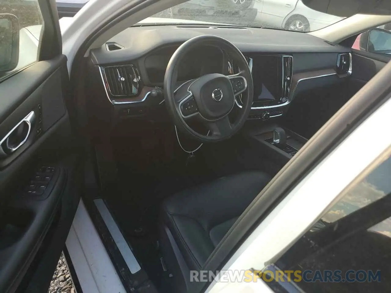 8 Photograph of a damaged car 7JRL12TZ7NG172610 VOLVO S60 B5 MOM 2022
