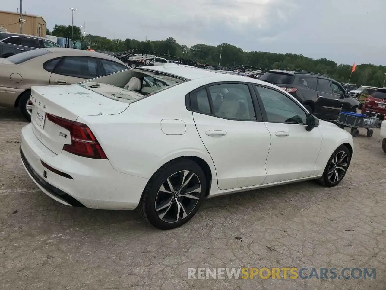 3 Photograph of a damaged car 7JRL12TK9PG239827 VOLVO S60 CORE 2023