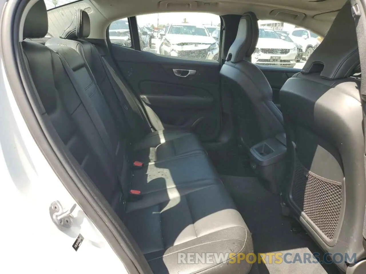 10 Photograph of a damaged car 7JRL12FK7RG313387 VOLVO S60 CORE 2024