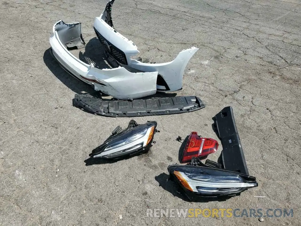 12 Photograph of a damaged car 7JRL12FK7RG313387 VOLVO S60 CORE 2024
