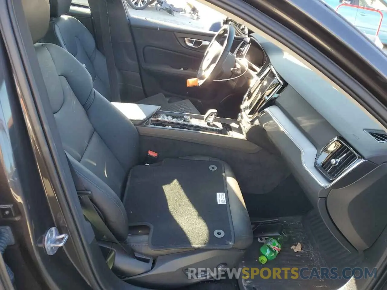 7 Photograph of a damaged car 7JRL12TK2RG309428 VOLVO S60 CORE 2024