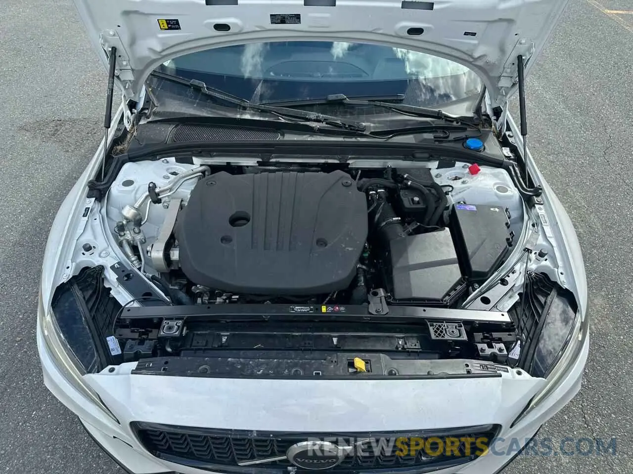 9 Photograph of a damaged car 7JRL12TK2RG322728 VOLVO S60 CORE 2024