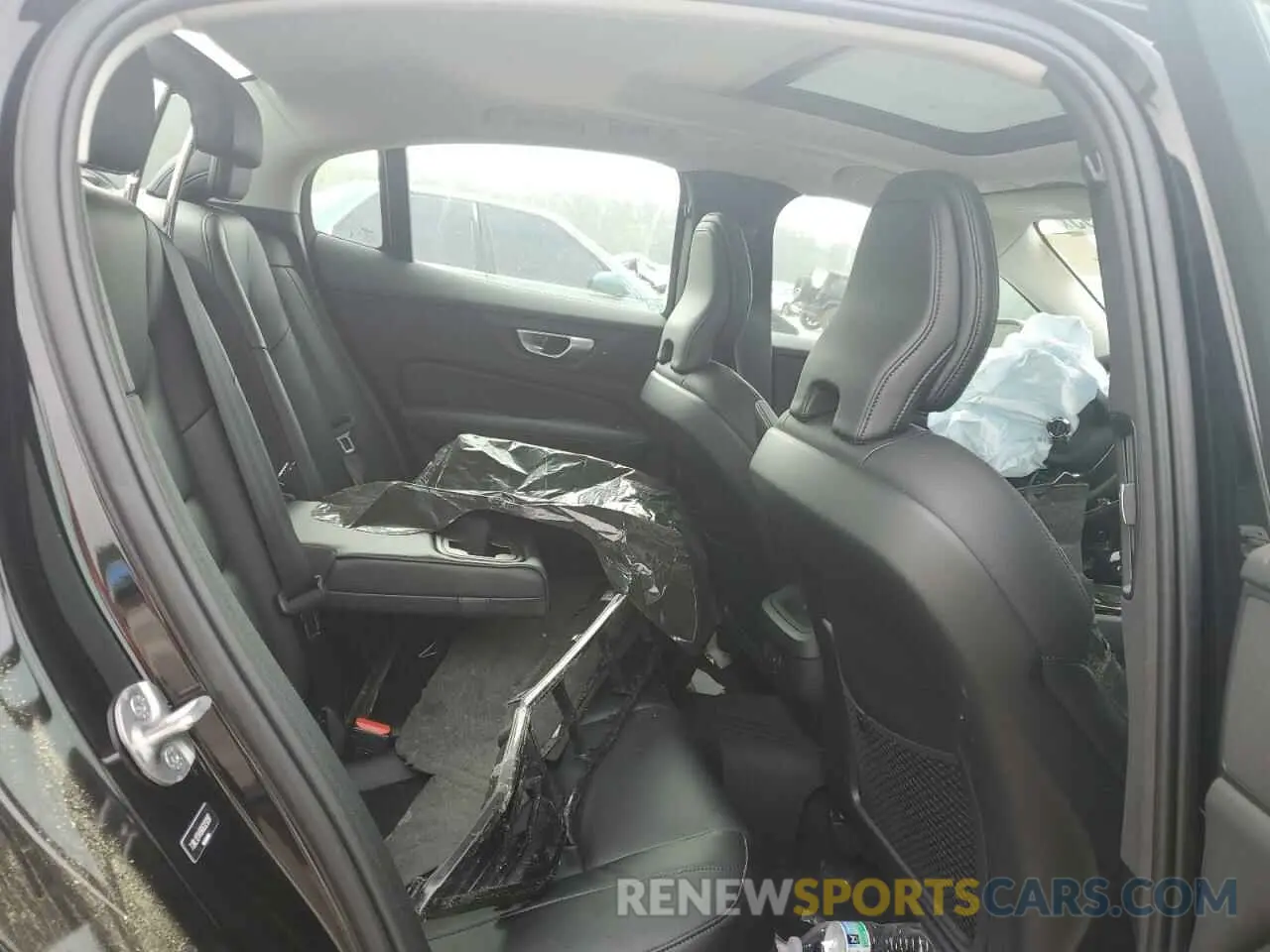10 Photograph of a damaged car 7JRL12TK6RG323297 VOLVO S60 CORE 2024