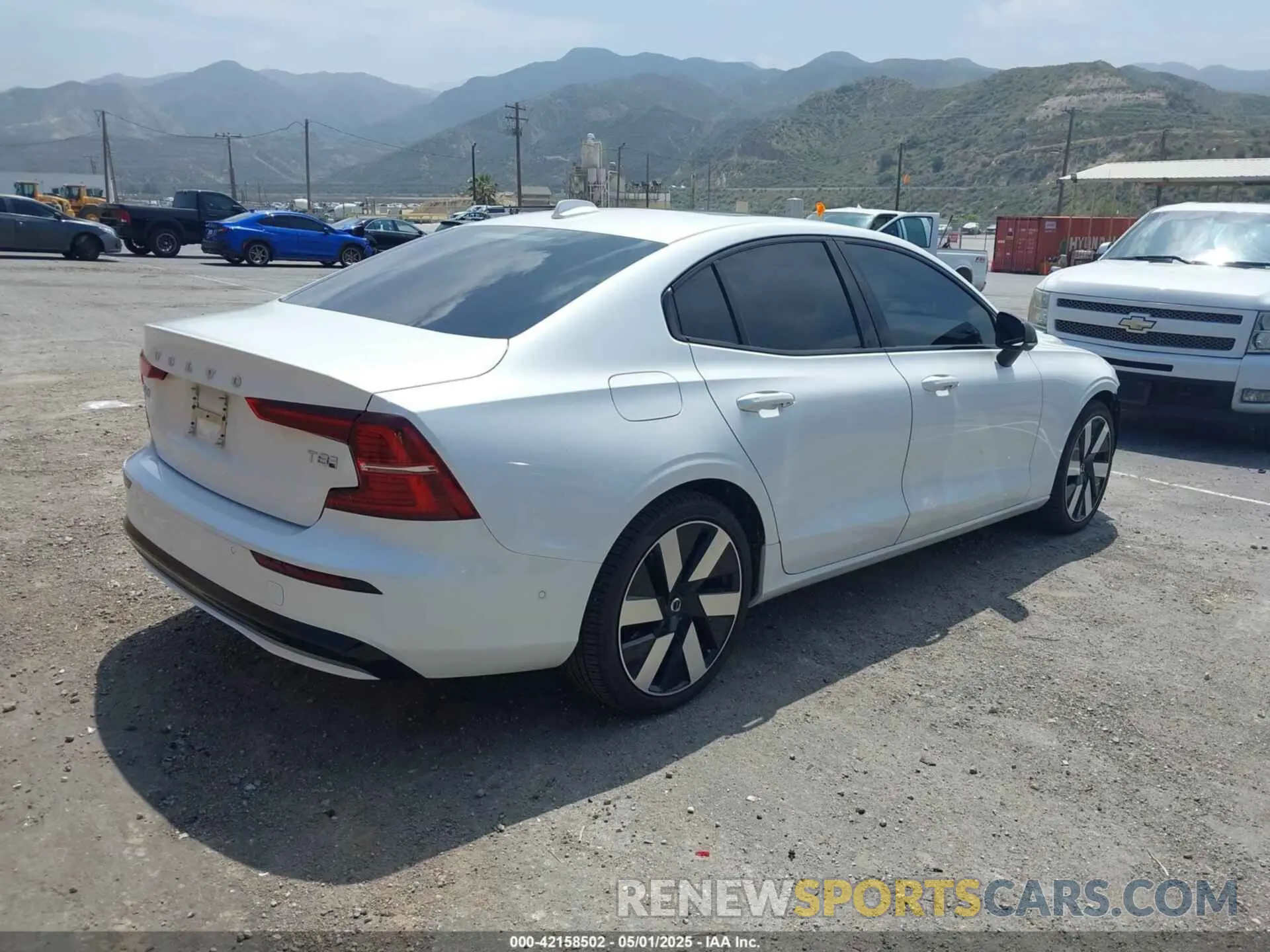 4 Photograph of a damaged car 7JRH60FC3SG368736 VOLVO S60 PLUG-IN HYBRID 2025