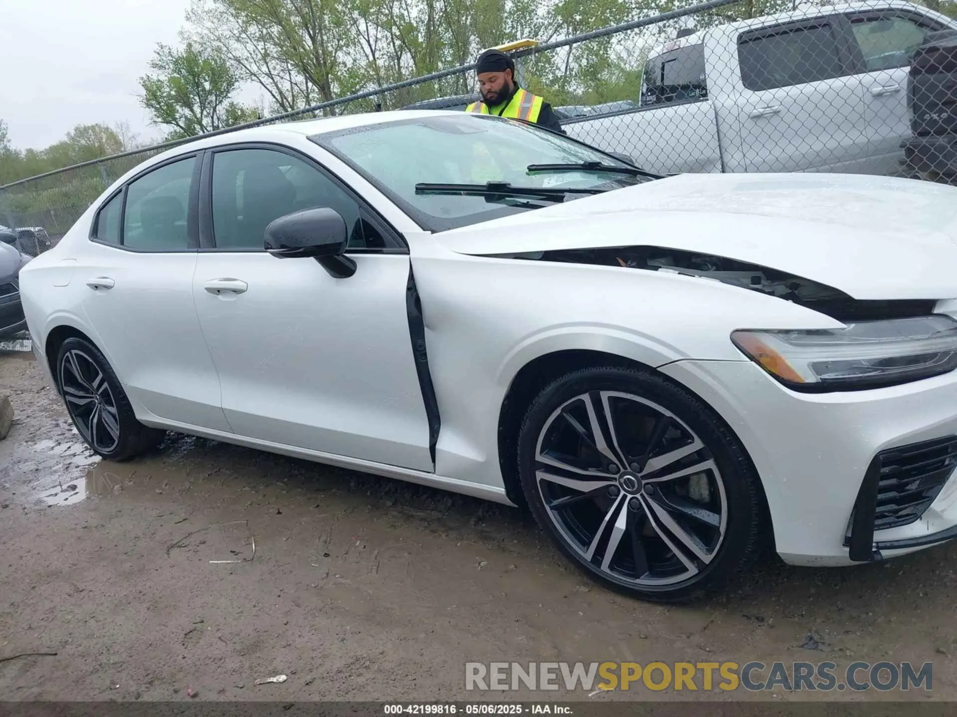 13 Photograph of a damaged car 7JRBR0FZ6MG112630 VOLVO S60 RECHARGE PLUG-IN HYBRID 2021