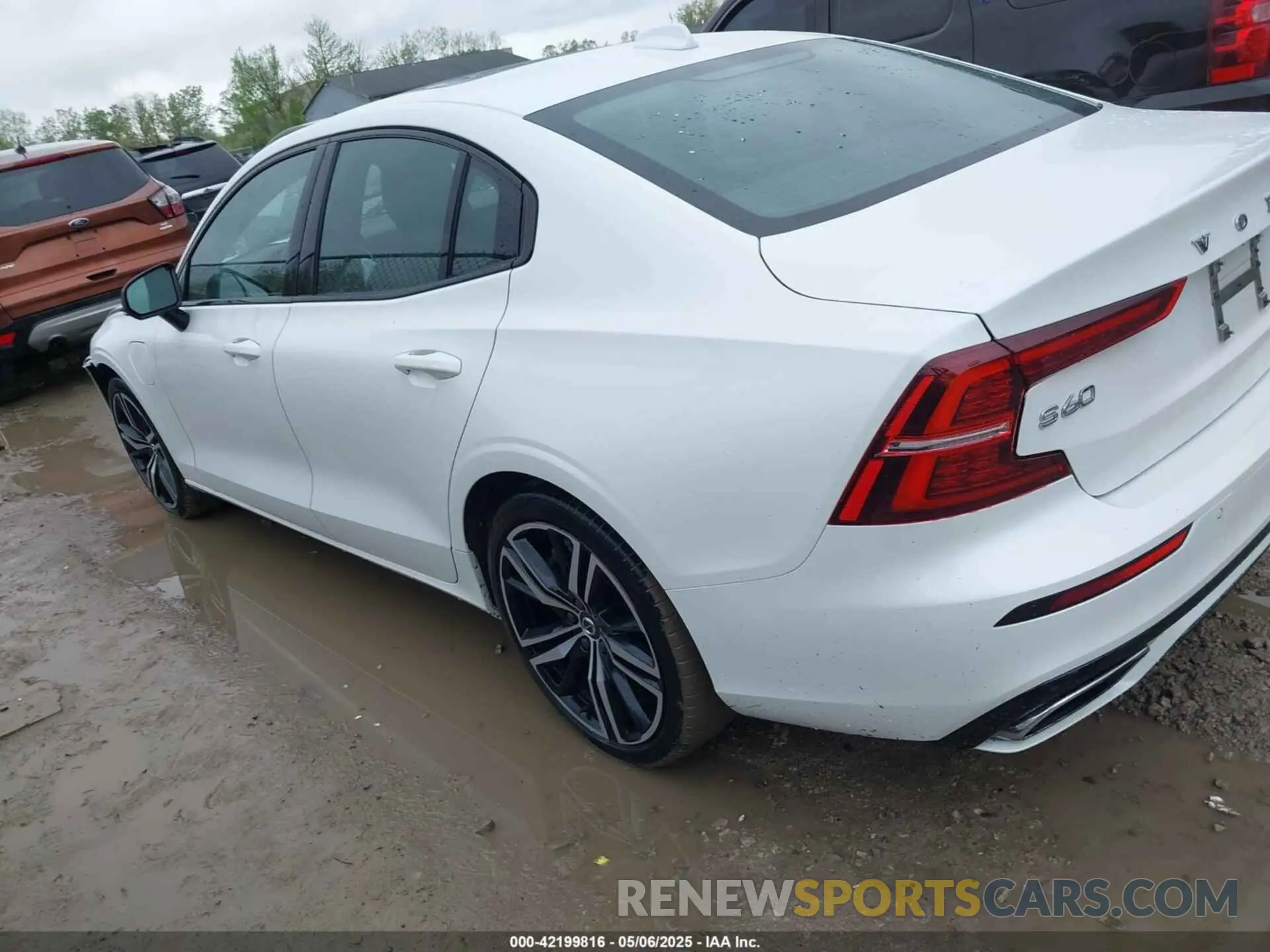 14 Photograph of a damaged car 7JRBR0FZ6MG112630 VOLVO S60 RECHARGE PLUG-IN HYBRID 2021