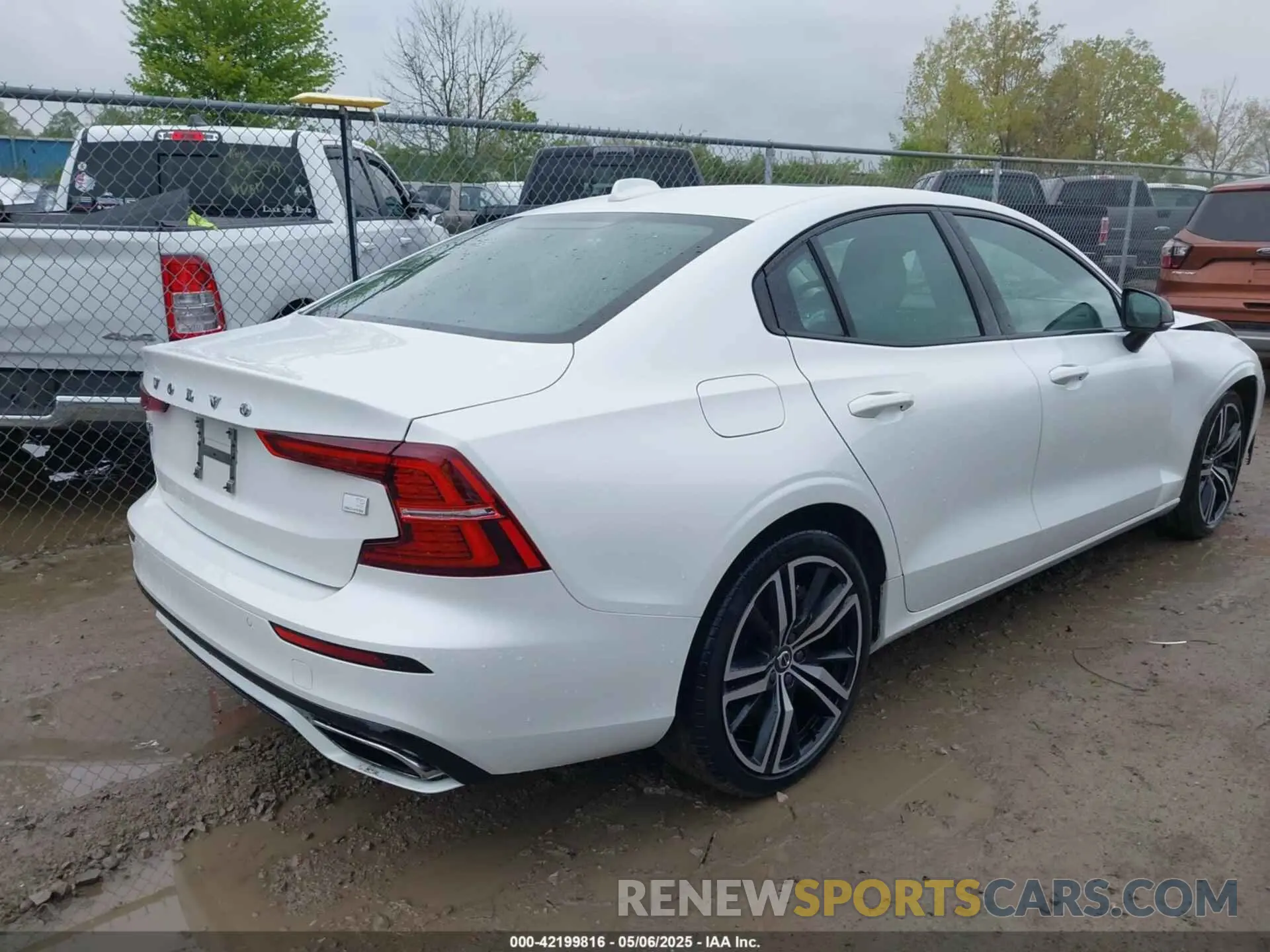 4 Photograph of a damaged car 7JRBR0FZ6MG112630 VOLVO S60 RECHARGE PLUG-IN HYBRID 2021