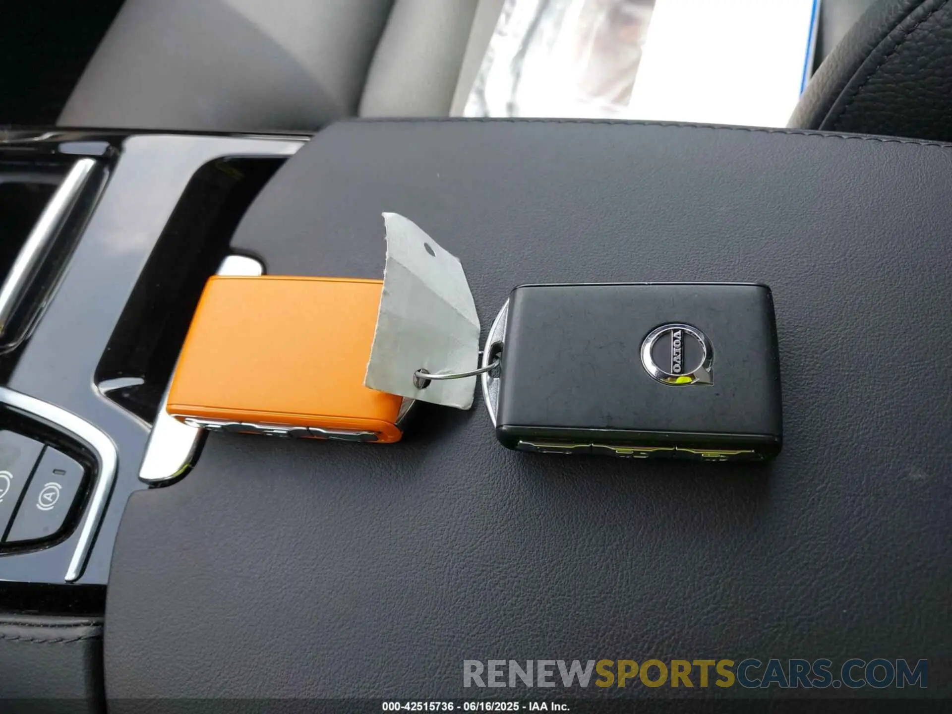 11 Photograph of a damaged car 7JRH60FL5RG305681 VOLVO S60 RECHARGE PLUG-IN HYBRID 2024
