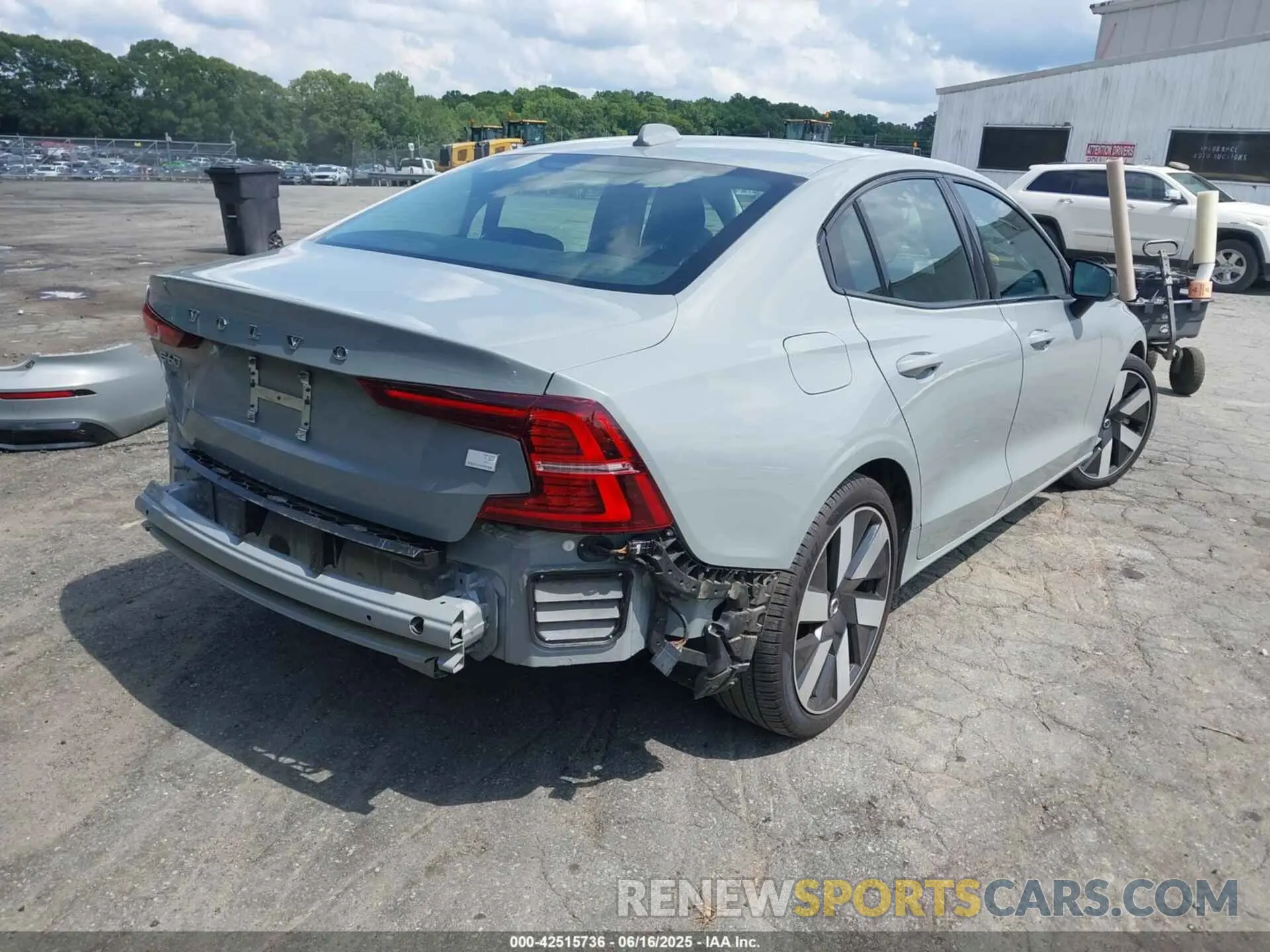 4 Photograph of a damaged car 7JRH60FL5RG305681 VOLVO S60 RECHARGE PLUG-IN HYBRID 2024