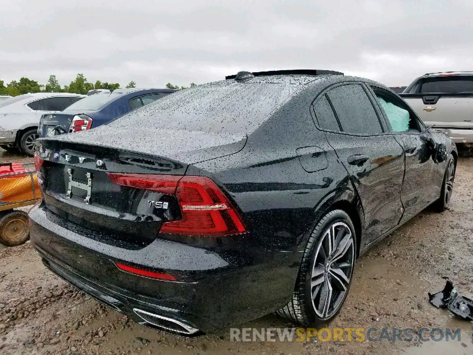 4 Photograph of a damaged car 7JR102FM8KG017215 VOLVO S60 T5 R-D 2019