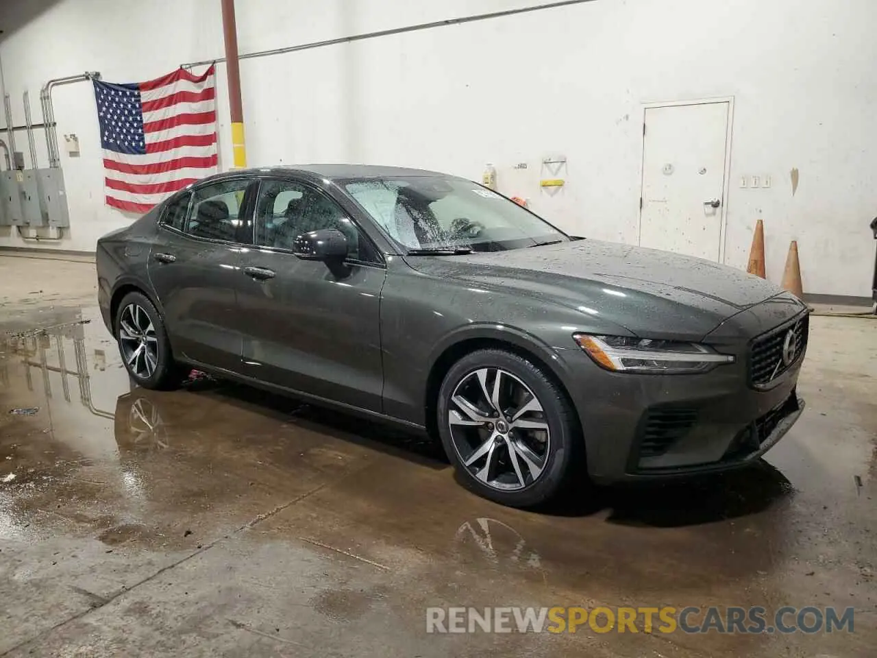 4 Photograph of a damaged car 7JRBR0FZXNG179233 VOLVO S60 T8 REC 2022