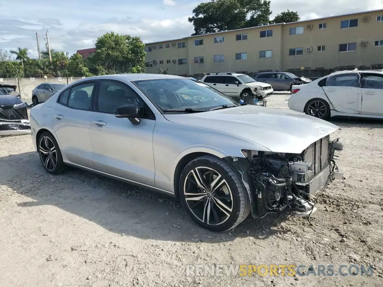 4 Photograph of a damaged car 7JRH60FZ1NG192245 VOLVO S60 T8 REC 2022