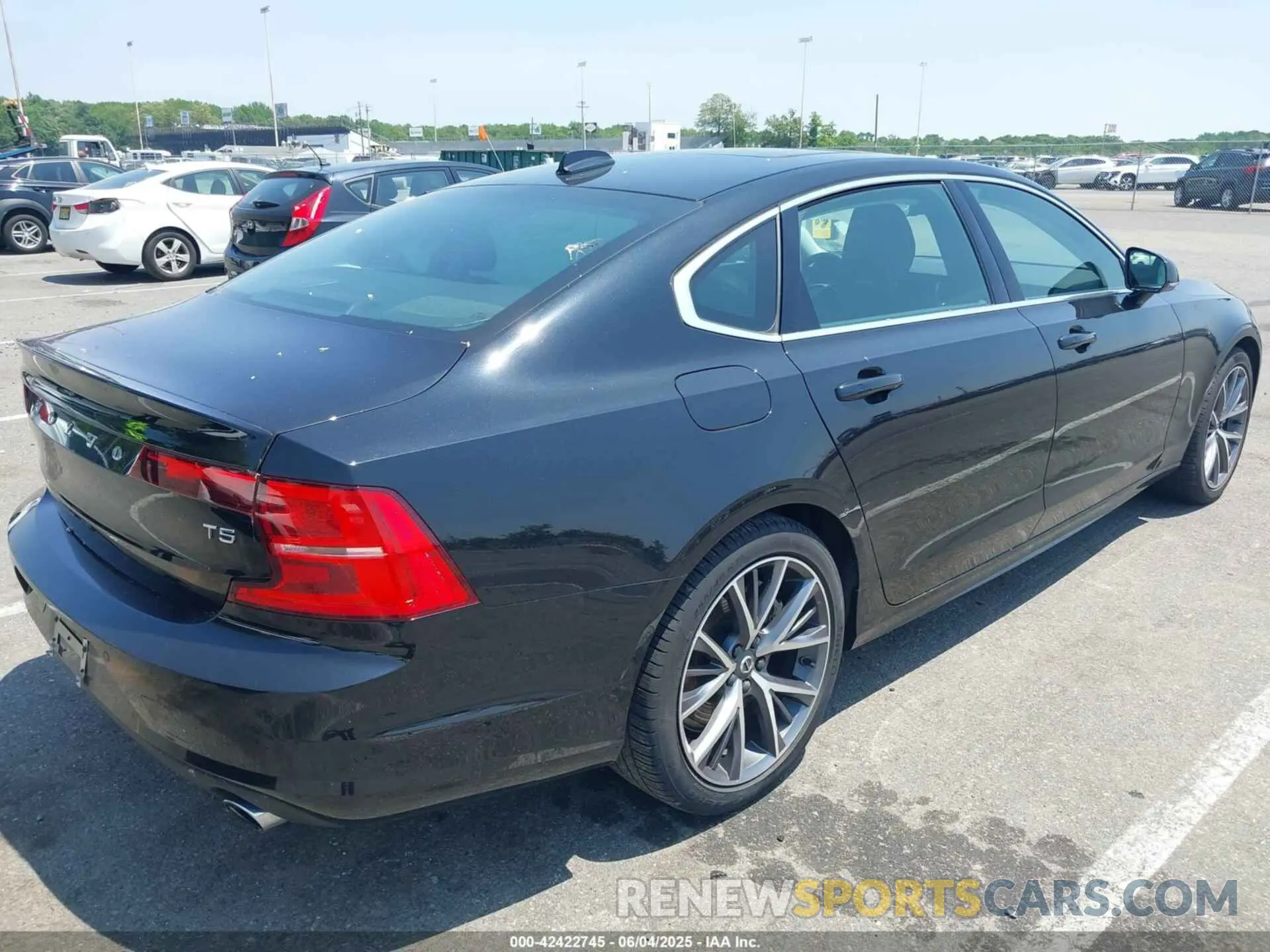 4 Photograph of a damaged car LVY102AK1KP079116 VOLVO S90 2019