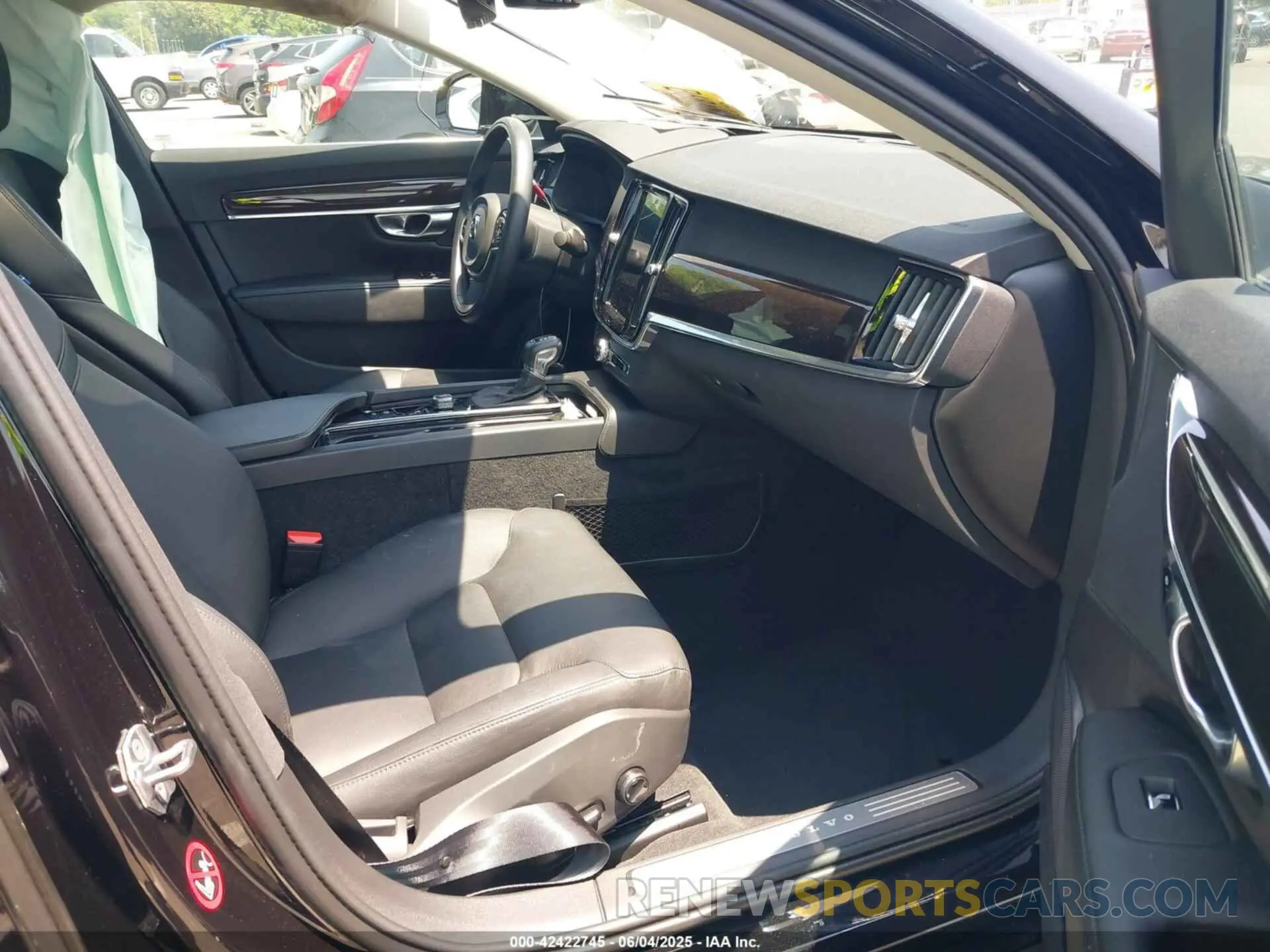 5 Photograph of a damaged car LVY102AK1KP079116 VOLVO S90 2019