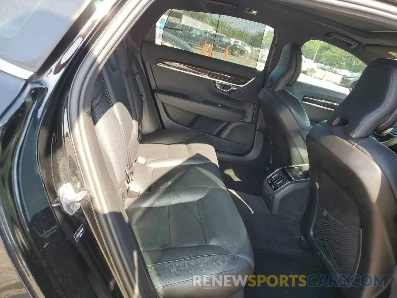 10 Photograph of a damaged car LVY102AK1KP089404 VOLVO S90 2019