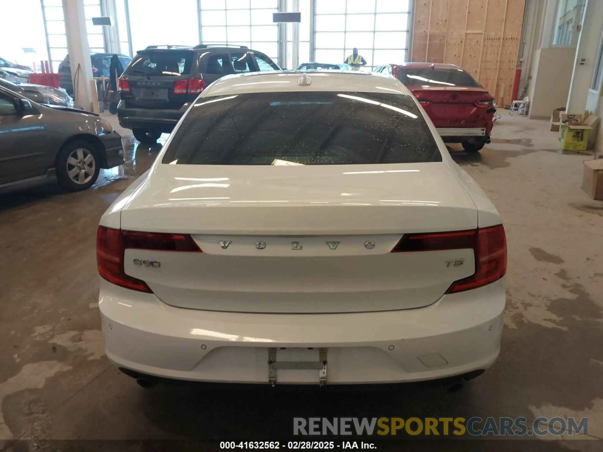 16 Photograph of a damaged car LVY102AK5KP081791 VOLVO S90 2019