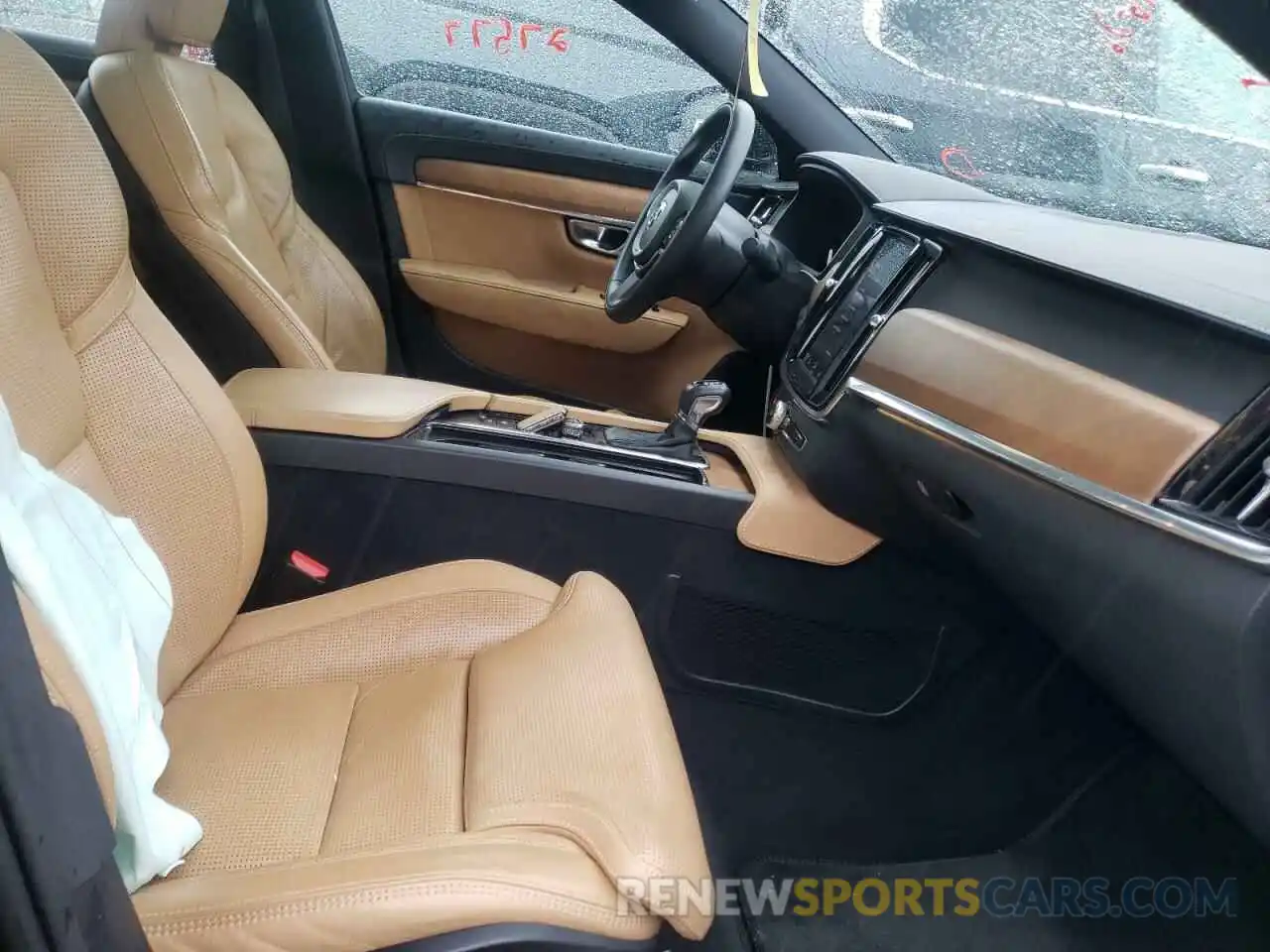 5 Photograph of a damaged car LVYA22MLXKP110328 VOLVO S90 2019