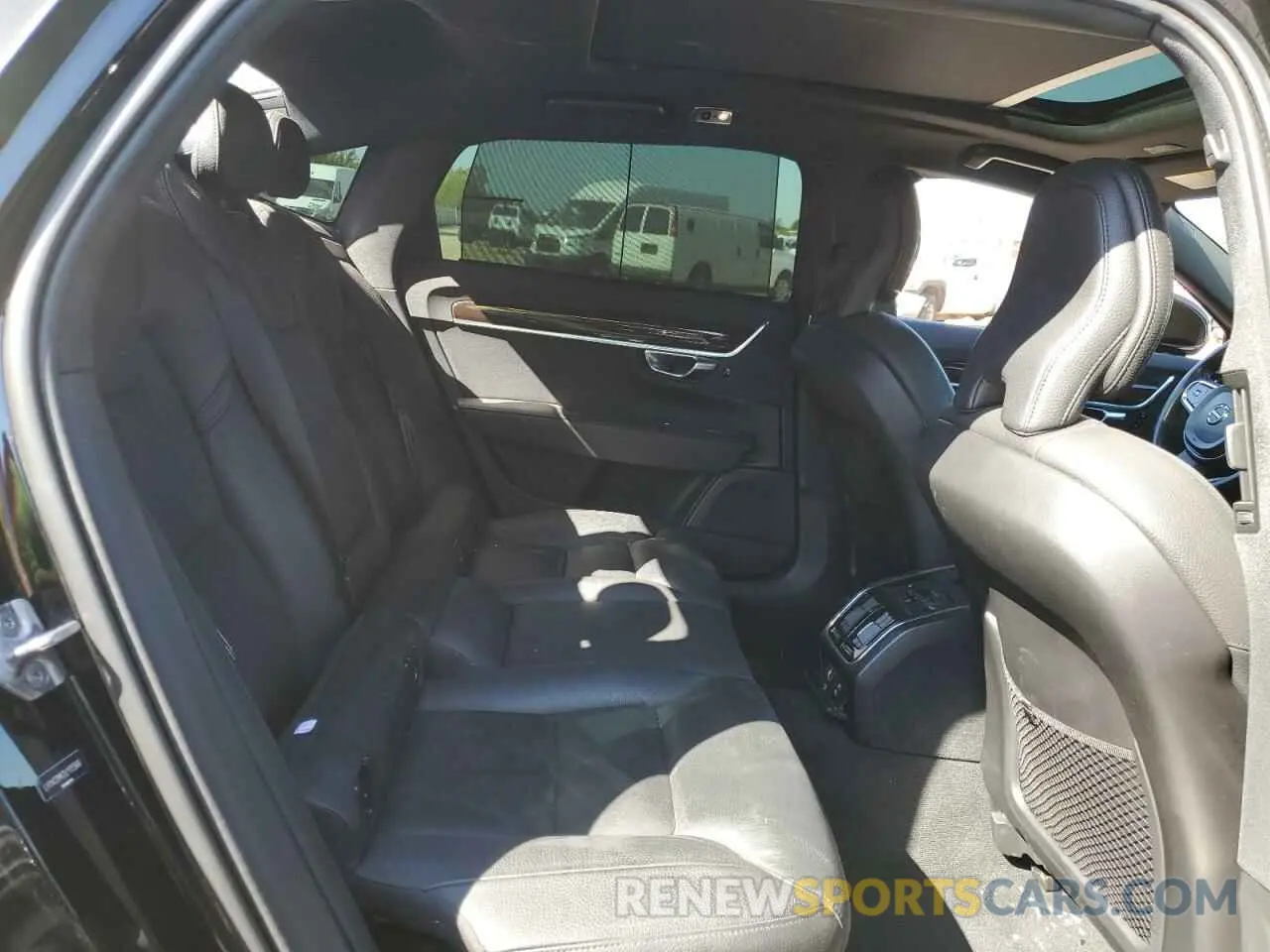 10 Photograph of a damaged car LVYA22MK2LP175568 VOLVO S90 2020