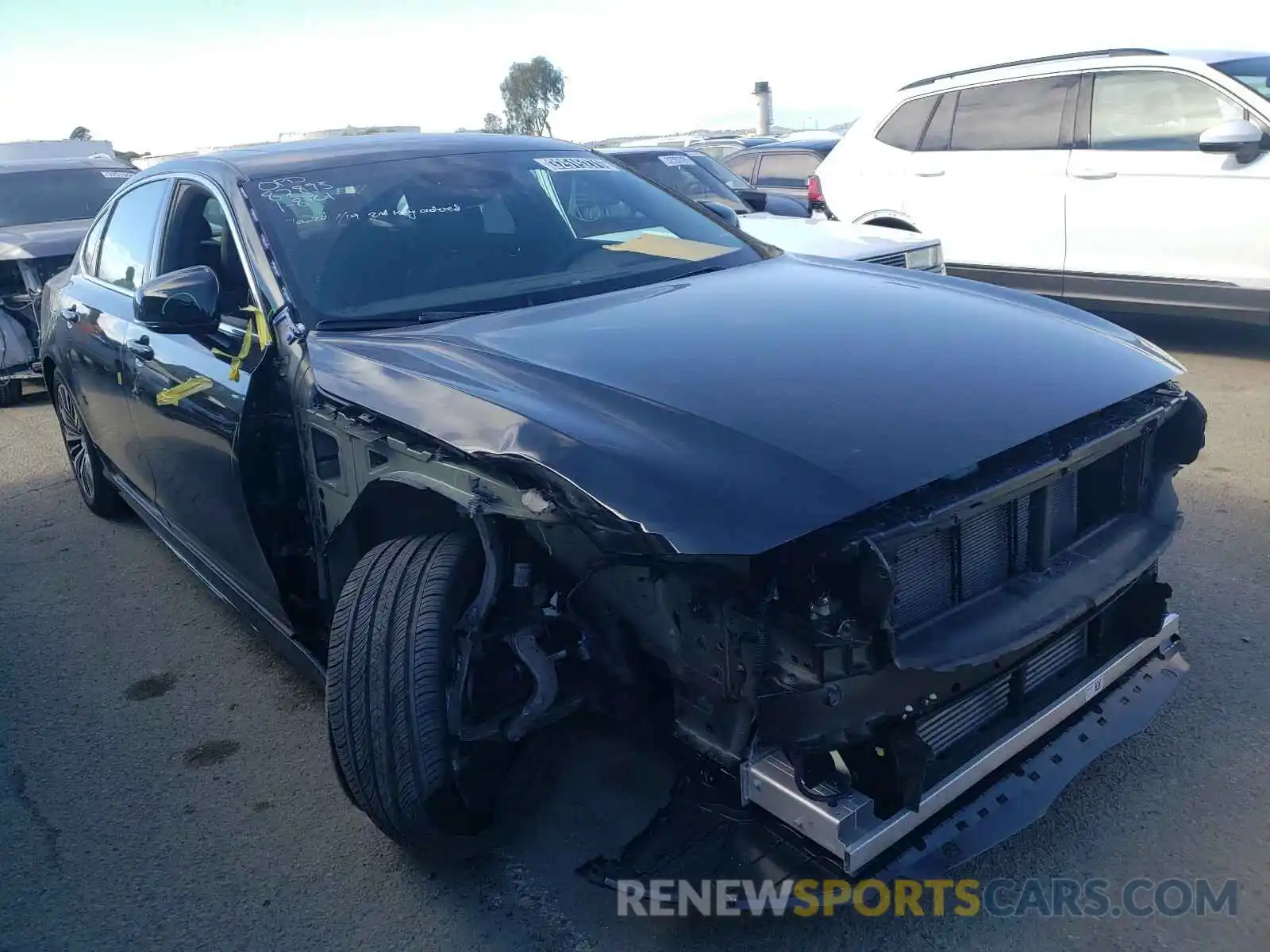 1 Photograph of a damaged car LVYA22MK4LP178228 VOLVO S90 2020