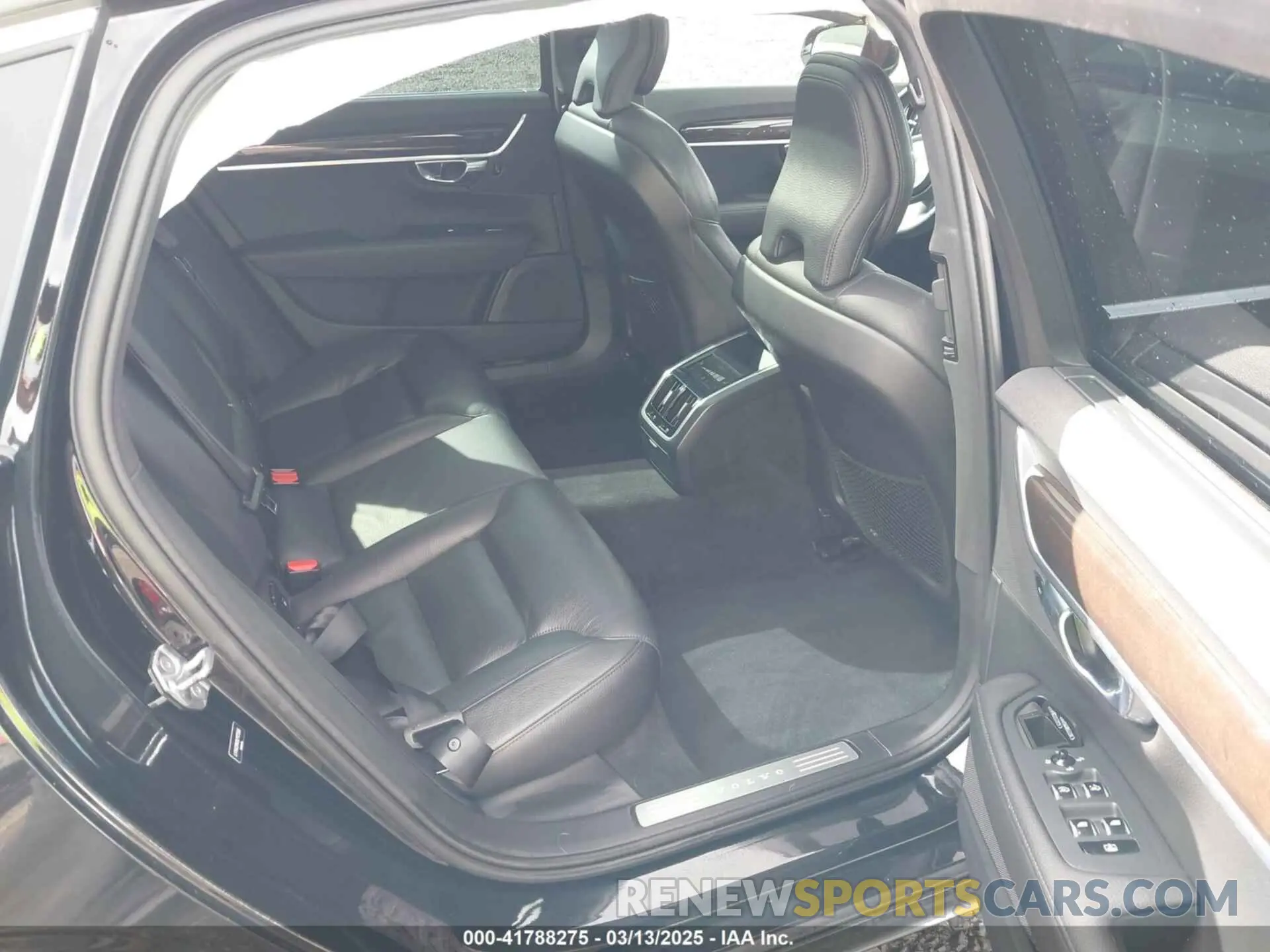 8 Photograph of a damaged car LVYA22MK9LP175566 VOLVO S90 2020
