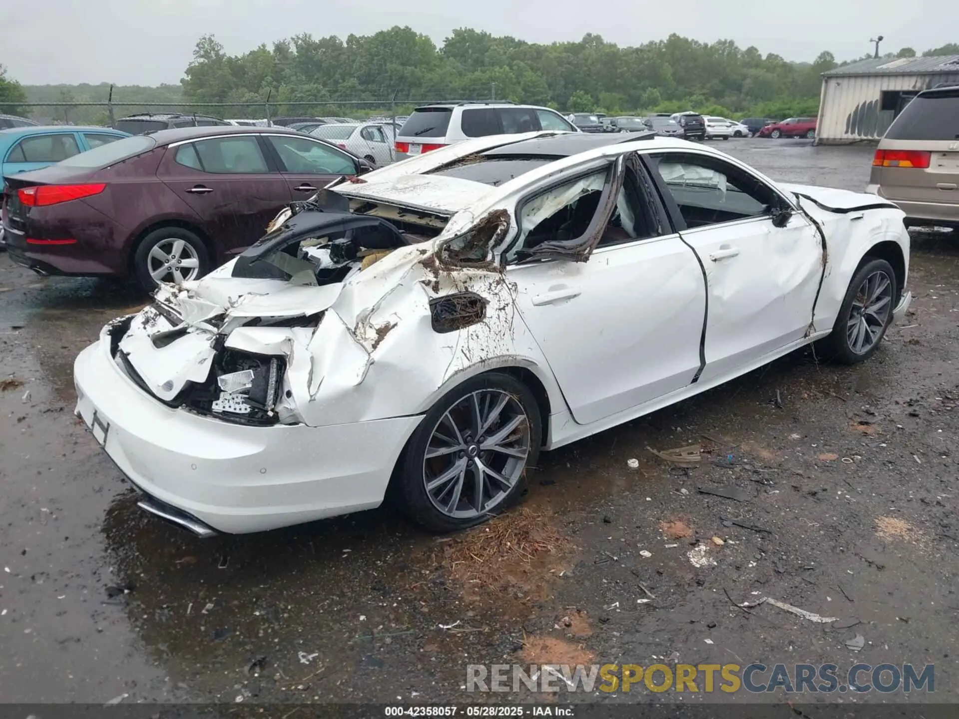 4 Photograph of a damaged car LVYA22MKXLP173955 VOLVO S90 2020