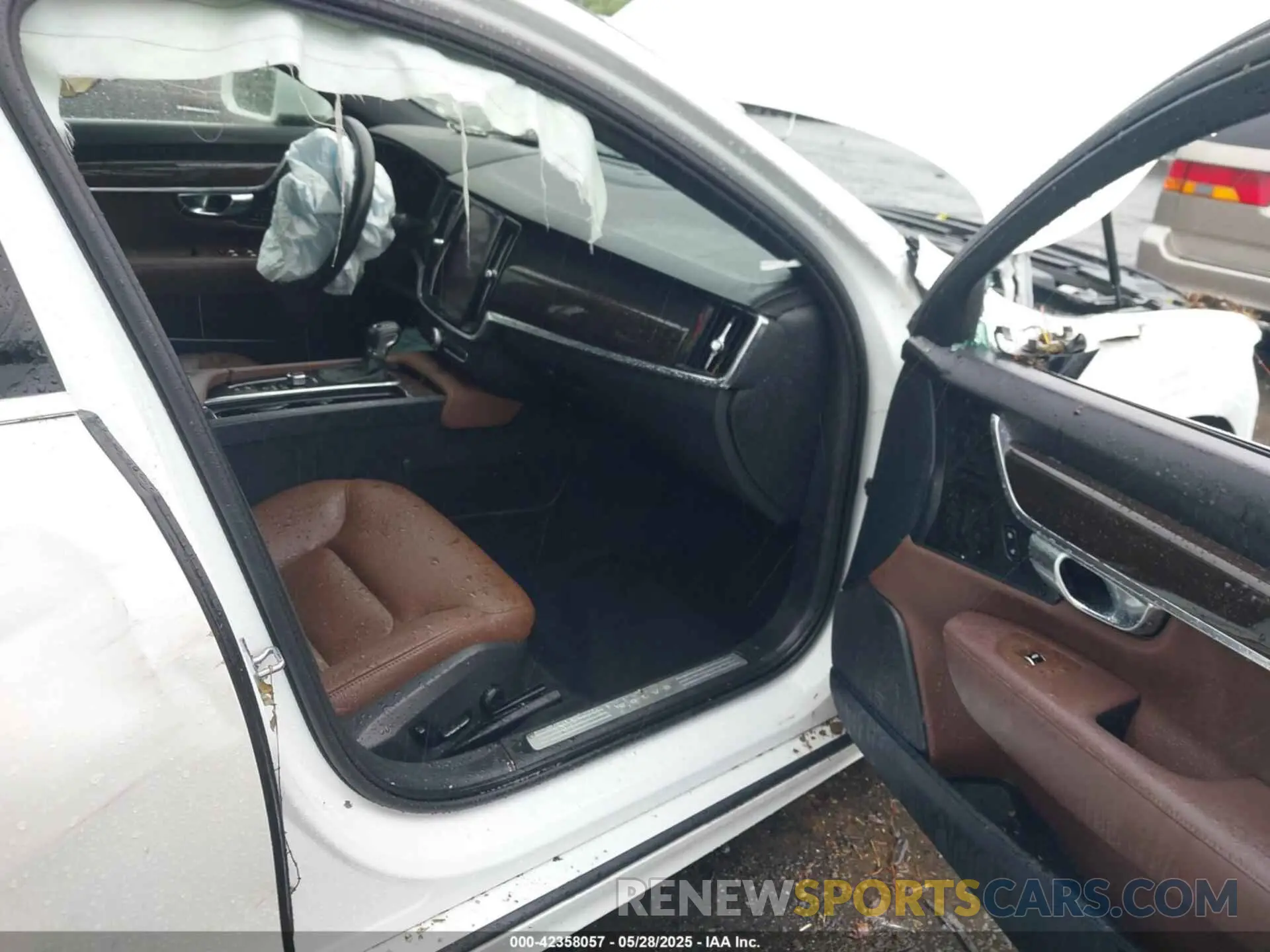5 Photograph of a damaged car LVYA22MKXLP173955 VOLVO S90 2020