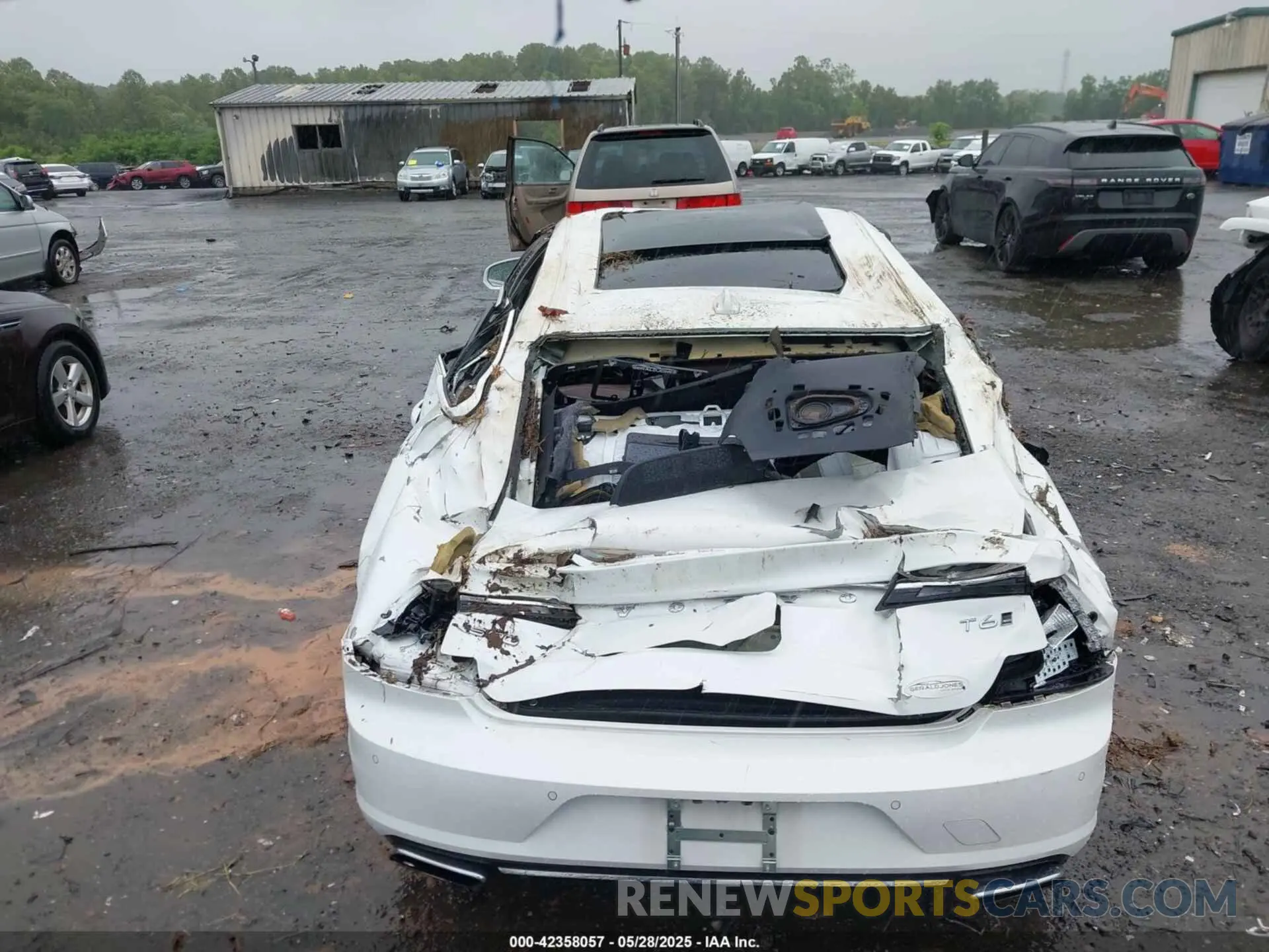 6 Photograph of a damaged car LVYA22MKXLP173955 VOLVO S90 2020