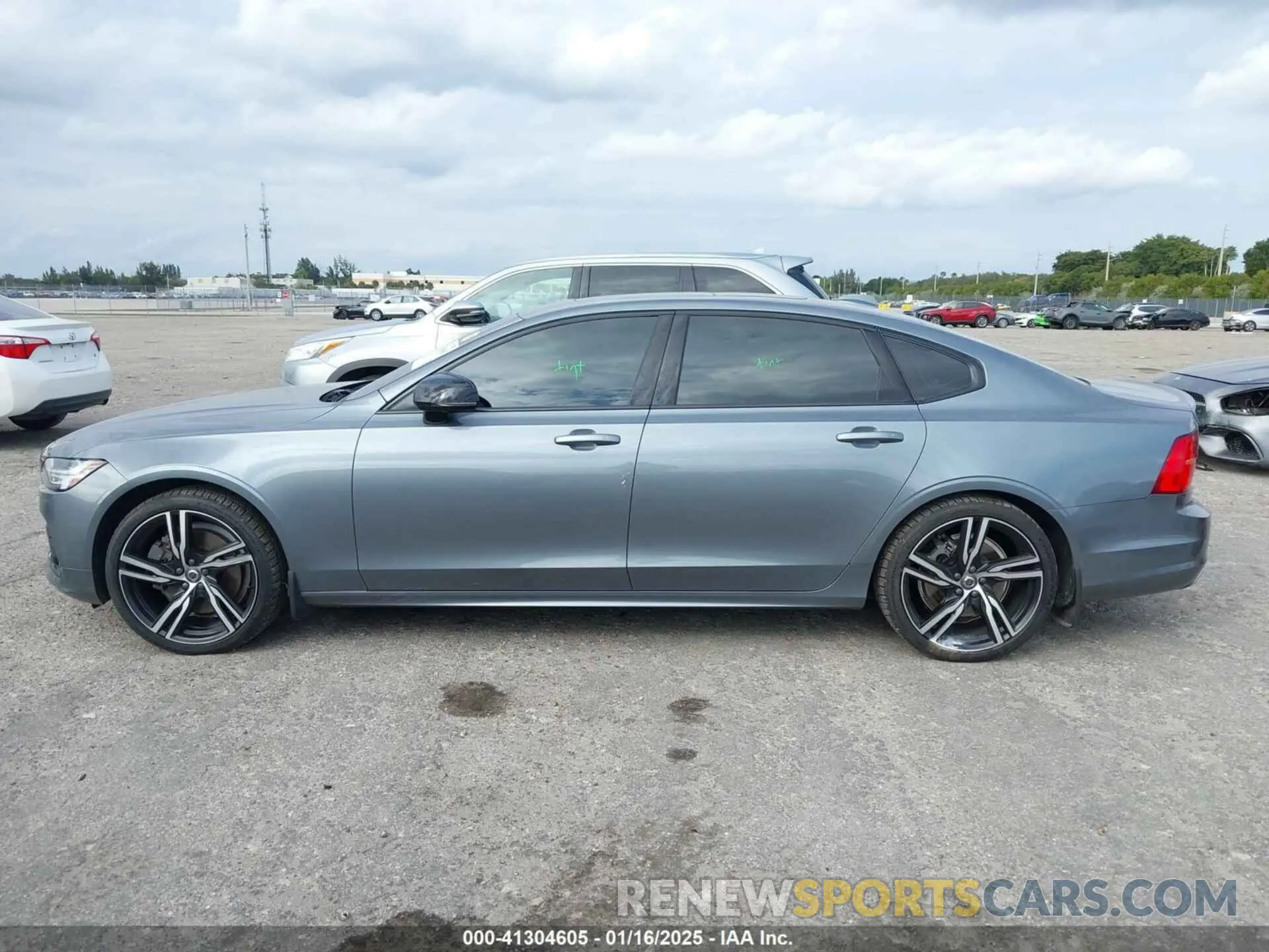 14 Photograph of a damaged car LVYA22MT1LP176266 VOLVO S90 2020