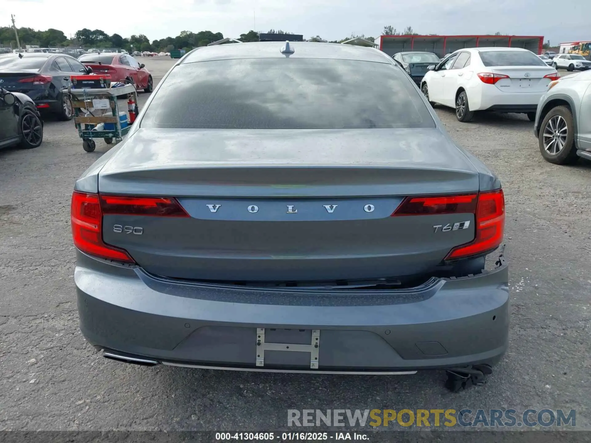 16 Photograph of a damaged car LVYA22MT1LP176266 VOLVO S90 2020