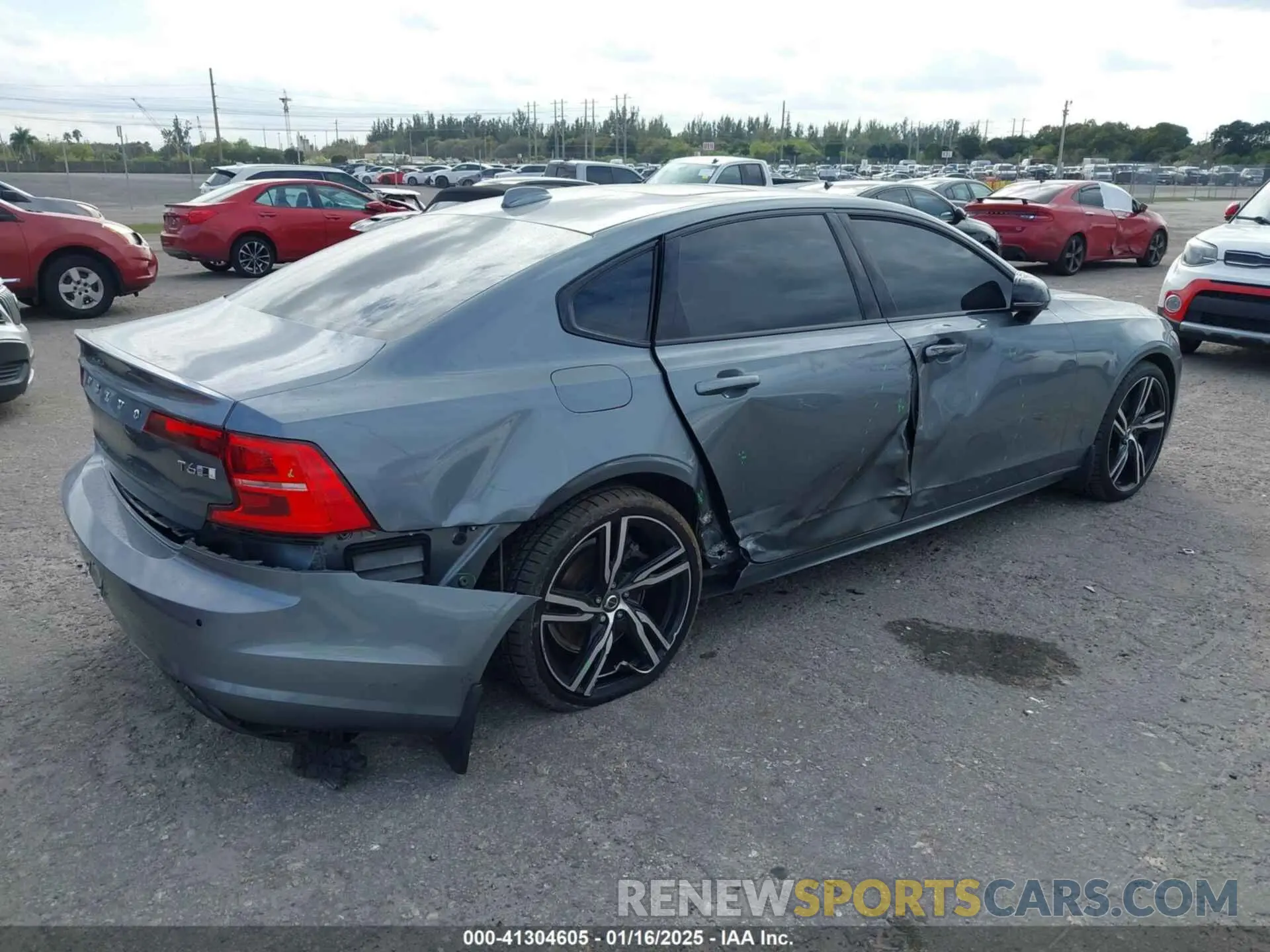 4 Photograph of a damaged car LVYA22MT1LP176266 VOLVO S90 2020
