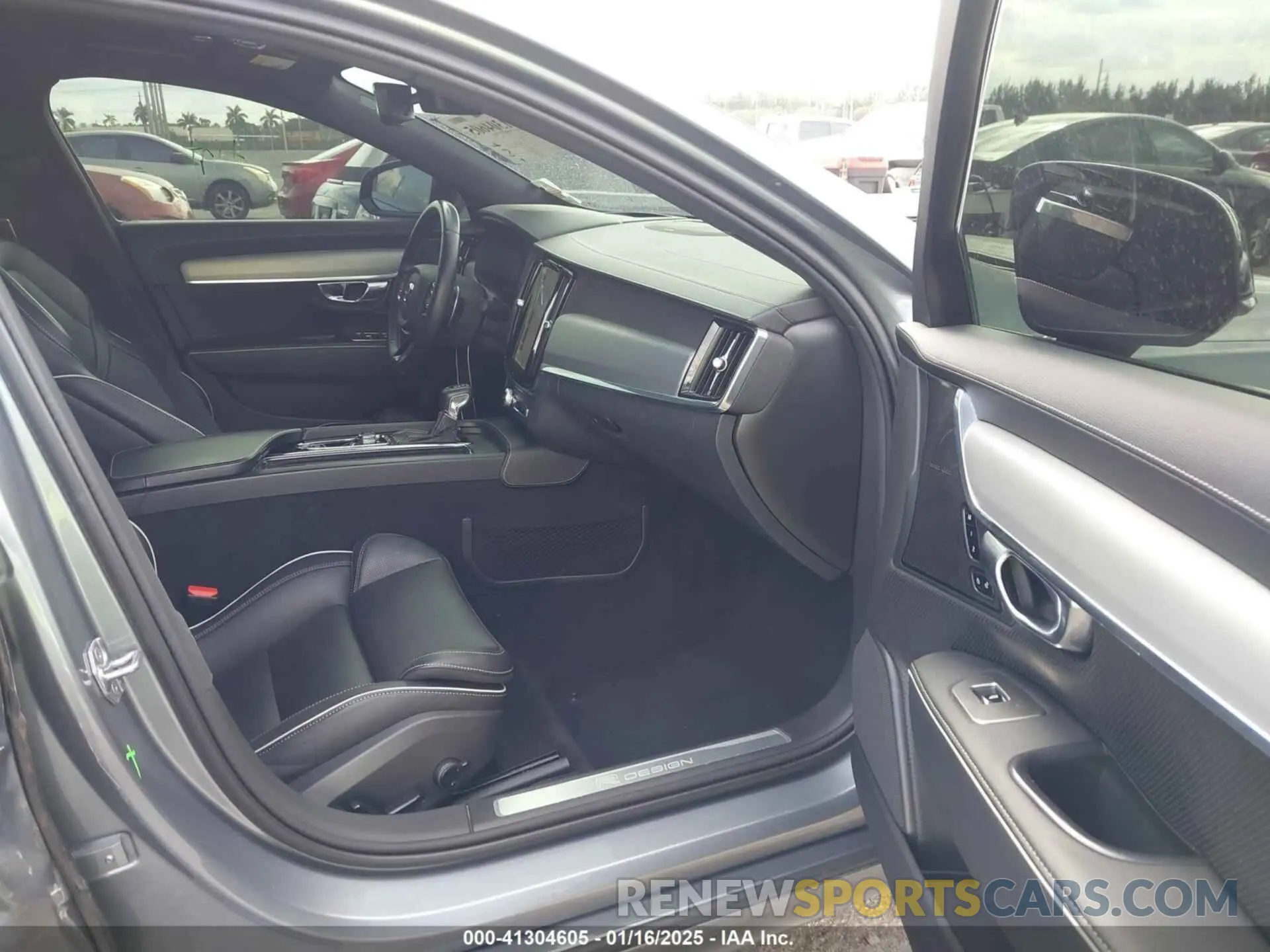 5 Photograph of a damaged car LVYA22MT1LP176266 VOLVO S90 2020