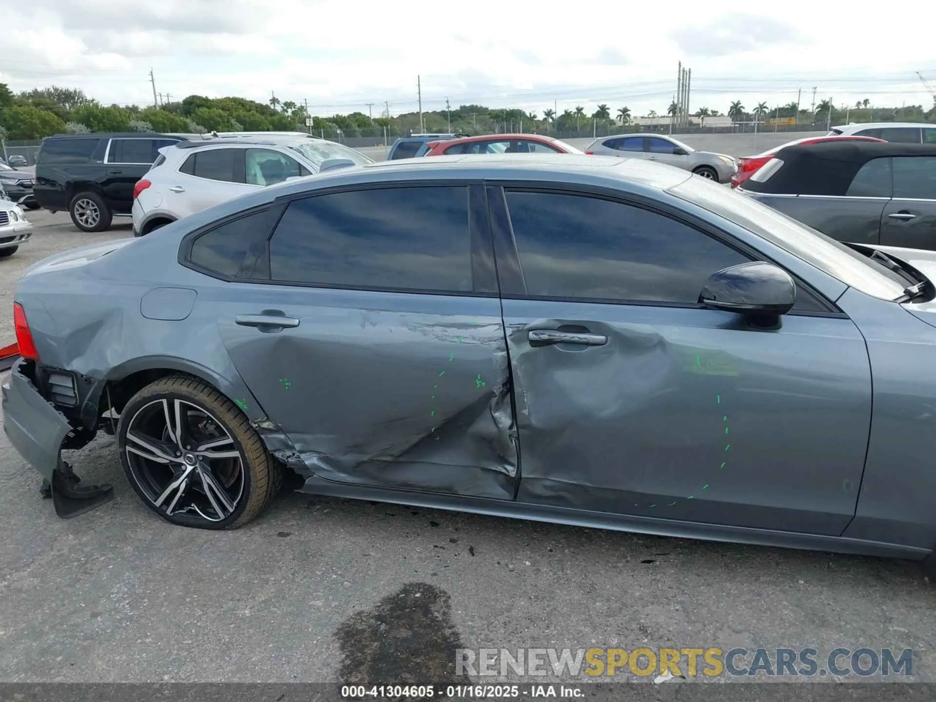 6 Photograph of a damaged car LVYA22MT1LP176266 VOLVO S90 2020