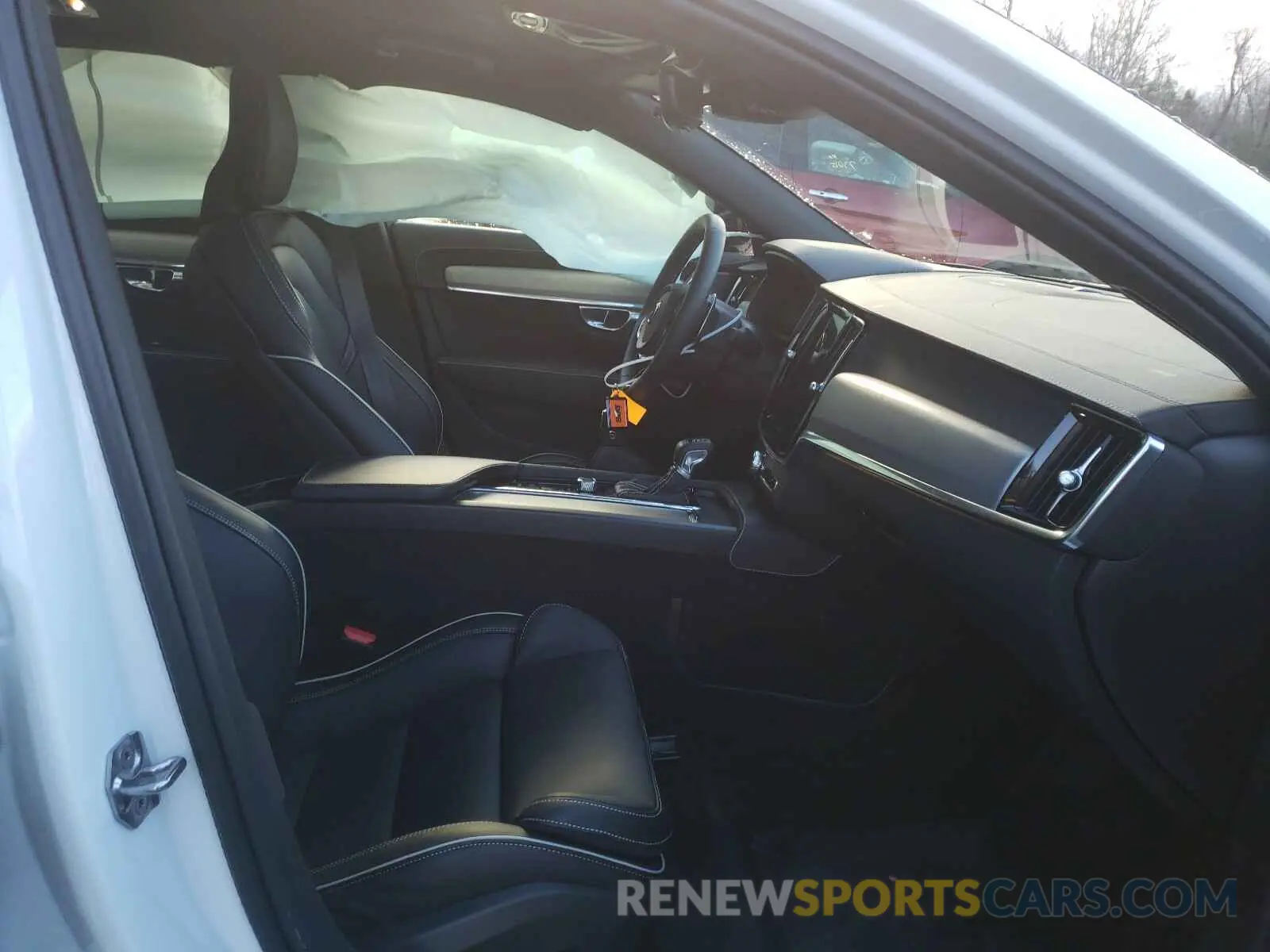 5 Photograph of a damaged car LVYA22MT2LP175143 VOLVO S90 2020