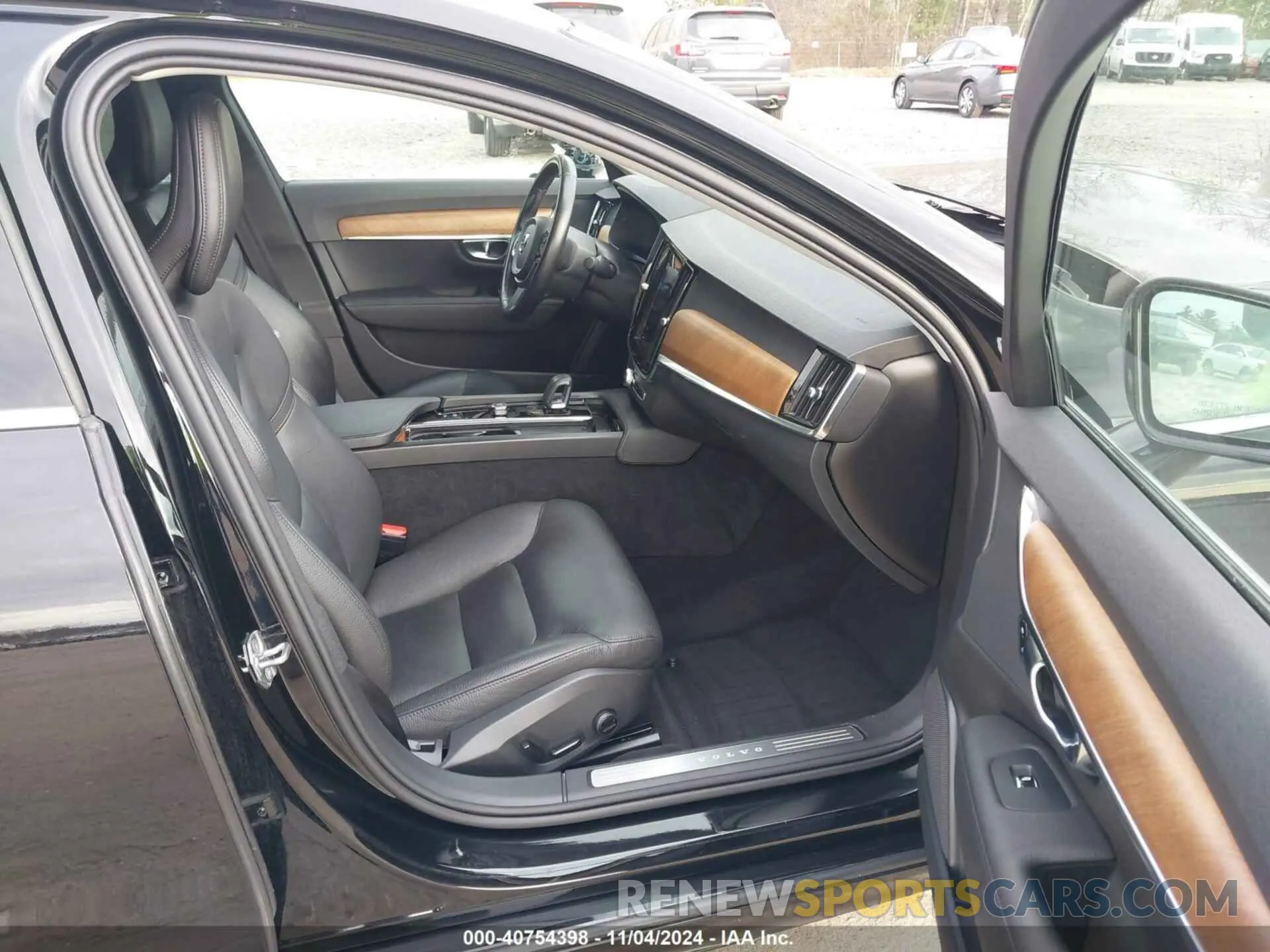 5 Photograph of a damaged car LVY062MK4NP252539 VOLVO S90 2022