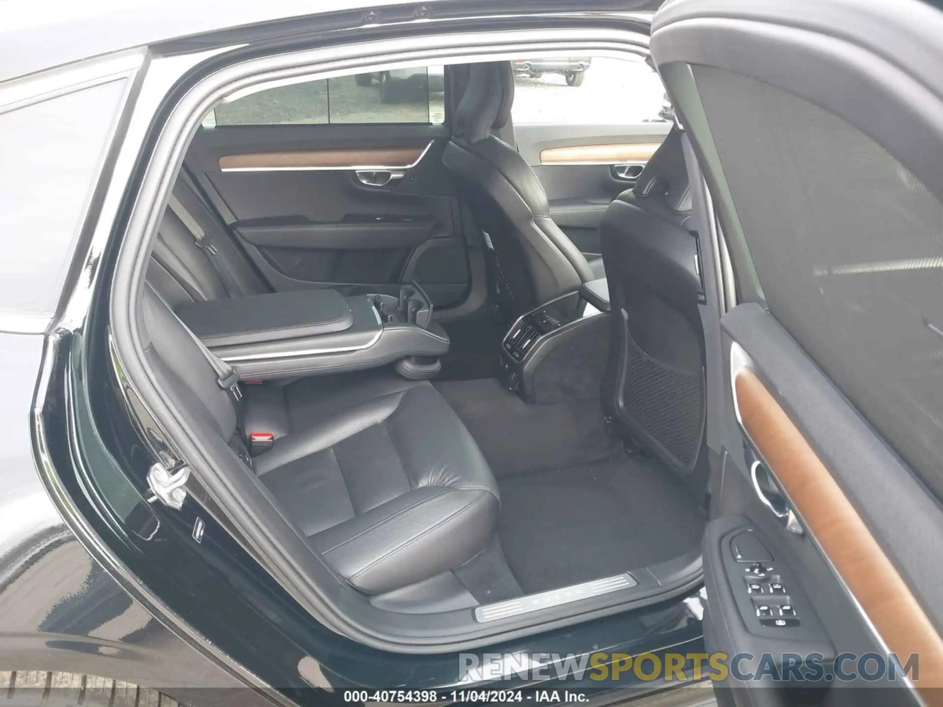 8 Photograph of a damaged car LVY062MK4NP252539 VOLVO S90 2022