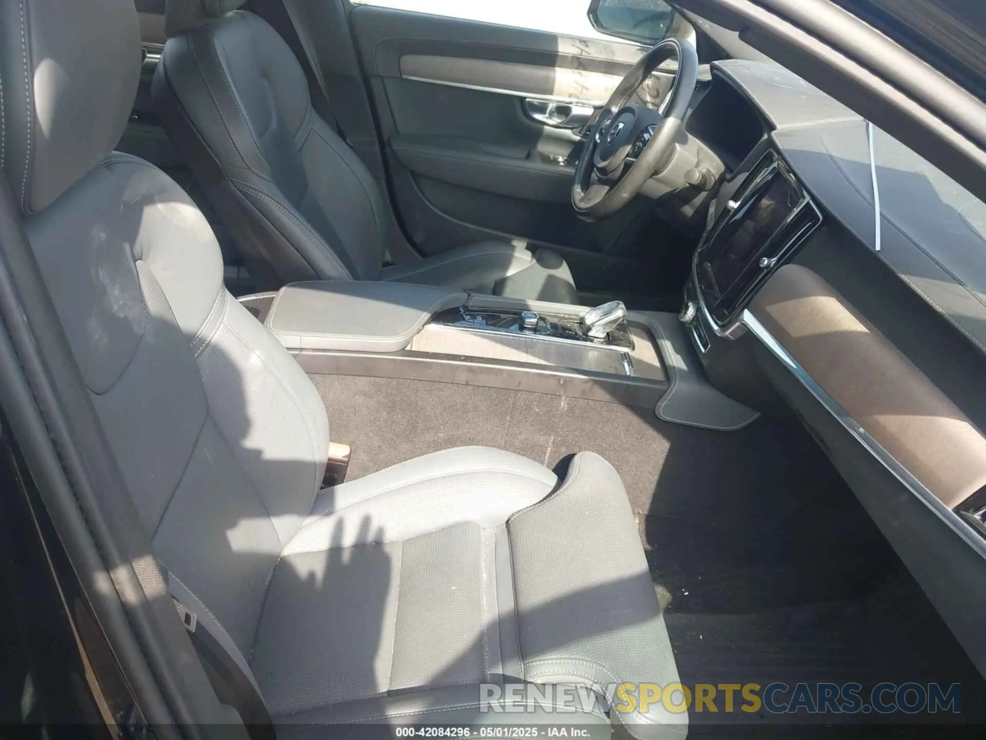 5 Photograph of a damaged car LVY062ML5NP247942 VOLVO S90 2022