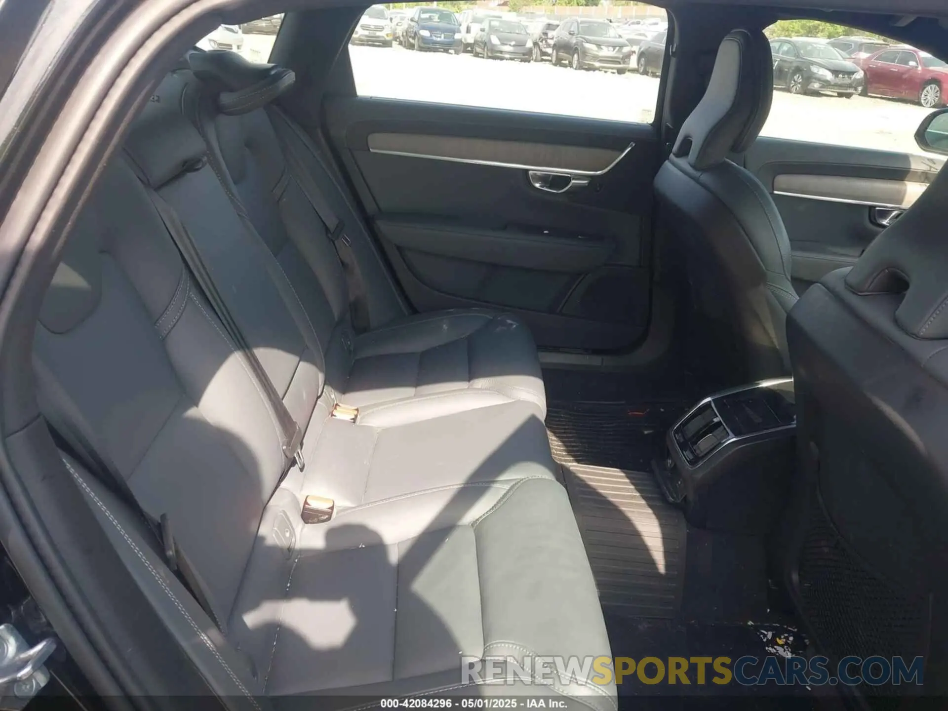 8 Photograph of a damaged car LVY062ML5NP247942 VOLVO S90 2022