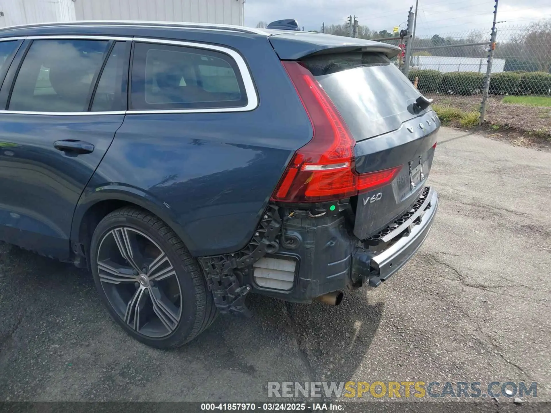 17 Photograph of a damaged car YV1A22SL7K2325537 VOLVO V60 2019